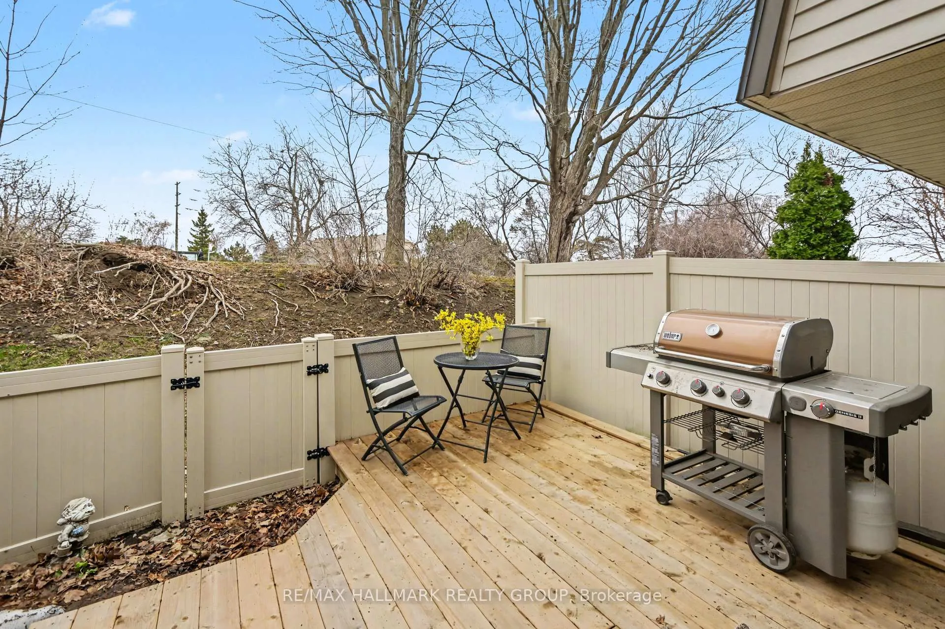 Photo 23 of 907E Elmsmere Road, Ottawa, Beacon Hill South — HOMEH