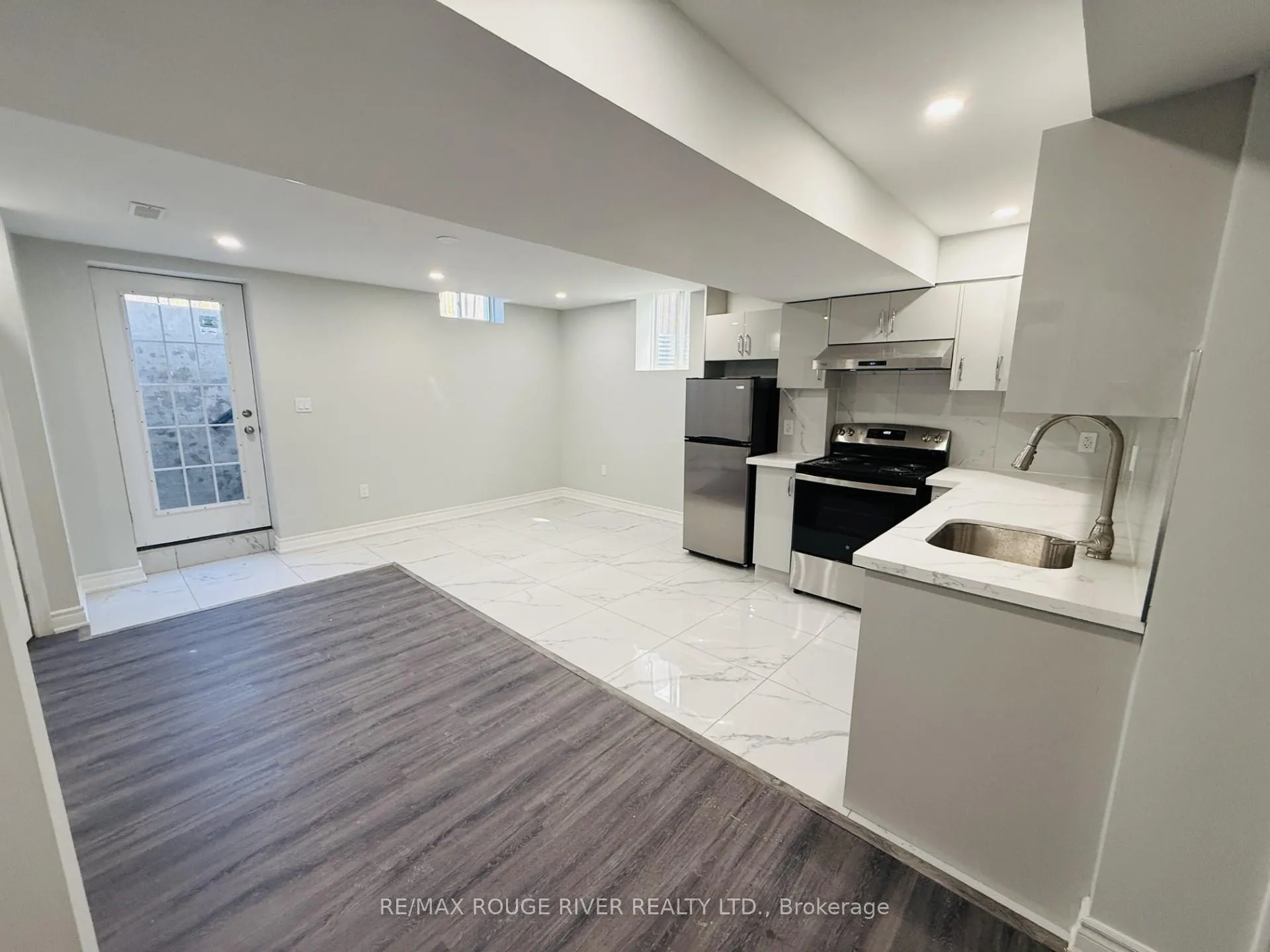 Photo 3 of 10 Bons Avenue, Clarington, Bowmanville — HOMEH