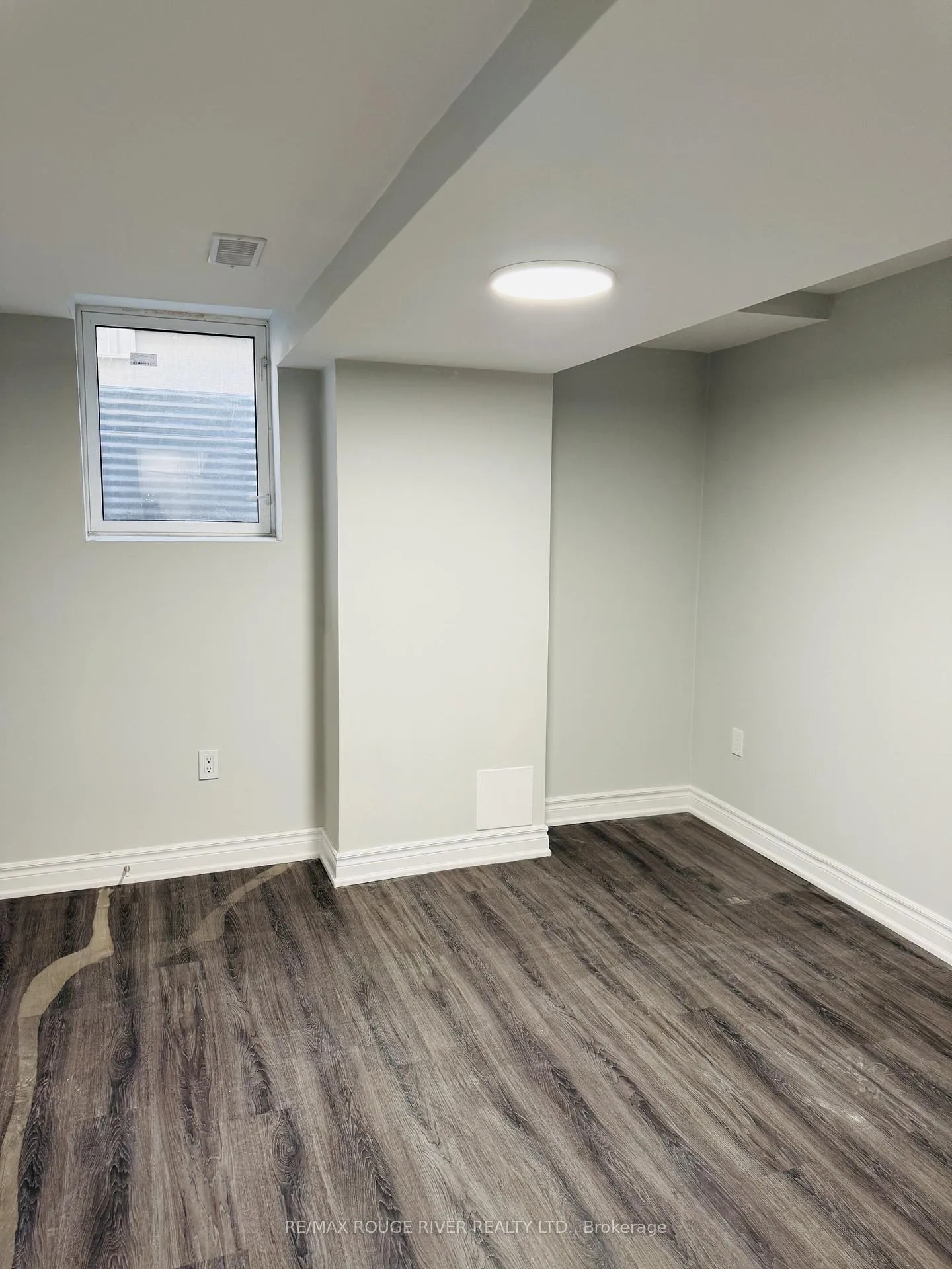 Photo 5 of 10 Bons Avenue, Clarington, Bowmanville — HOMEH