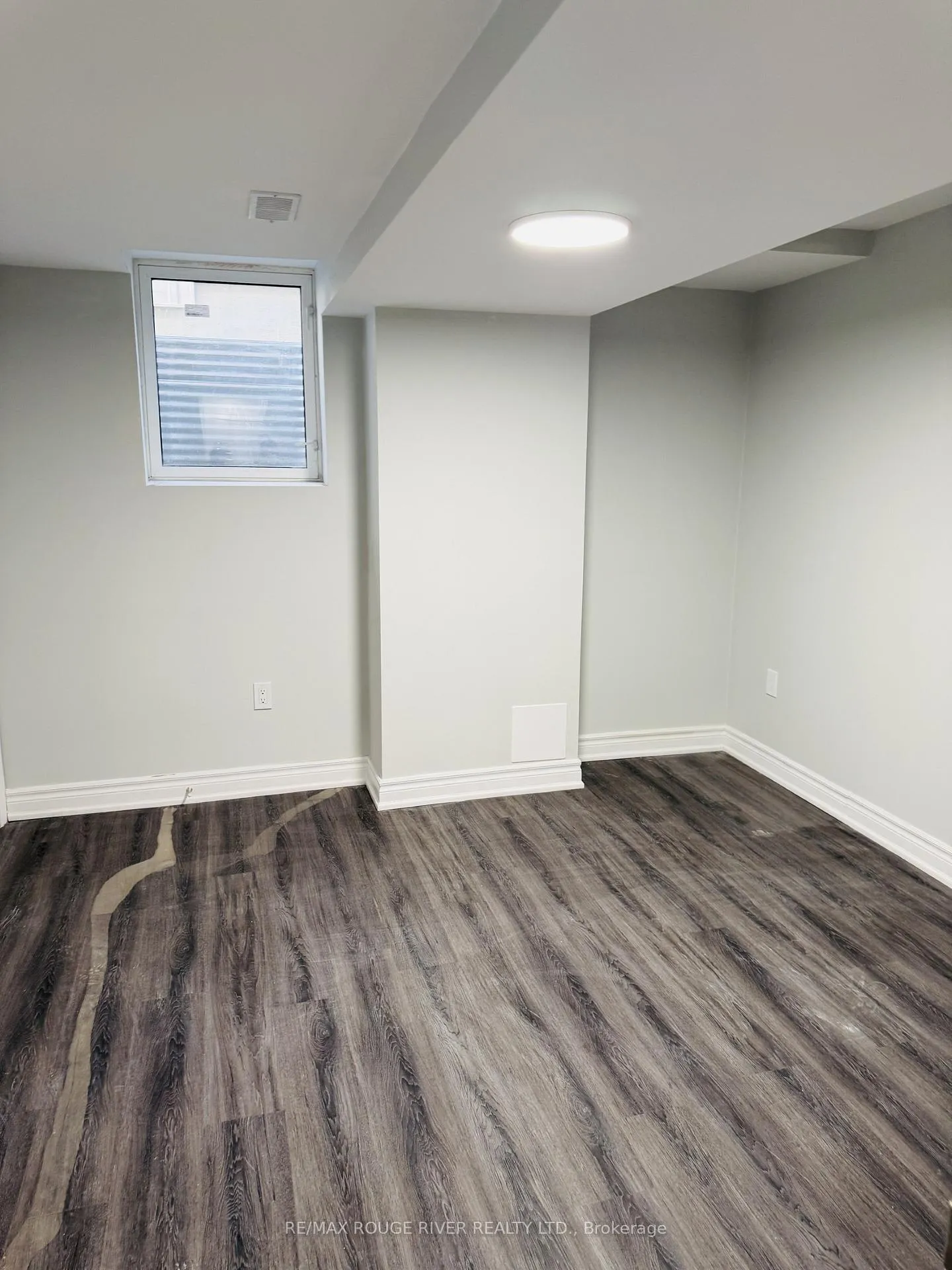 Photo 6 of 10 Bons Avenue, Clarington, Bowmanville — HOMEH