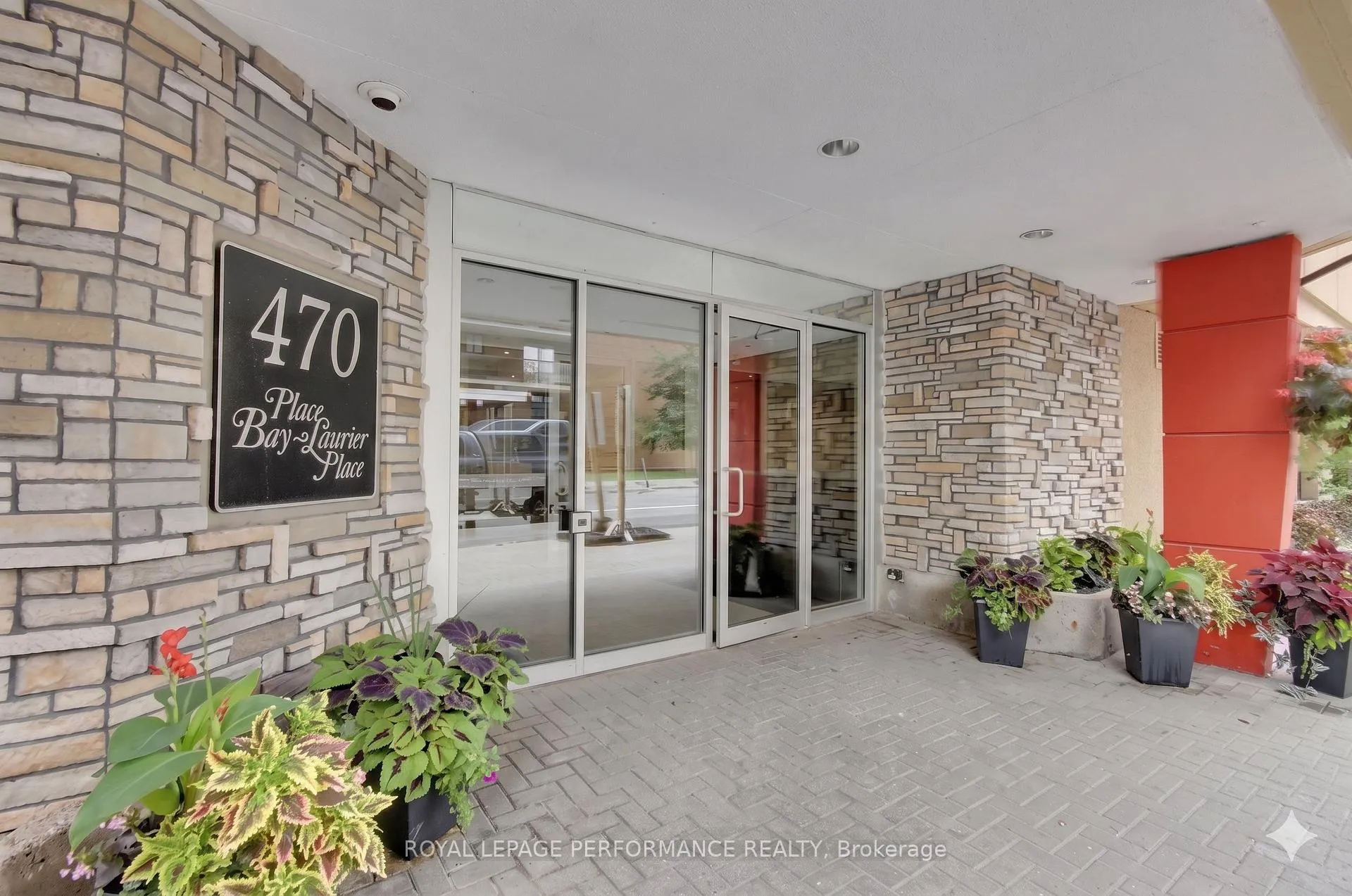 Front of Unit 1903, 470 Laurier Avenue W