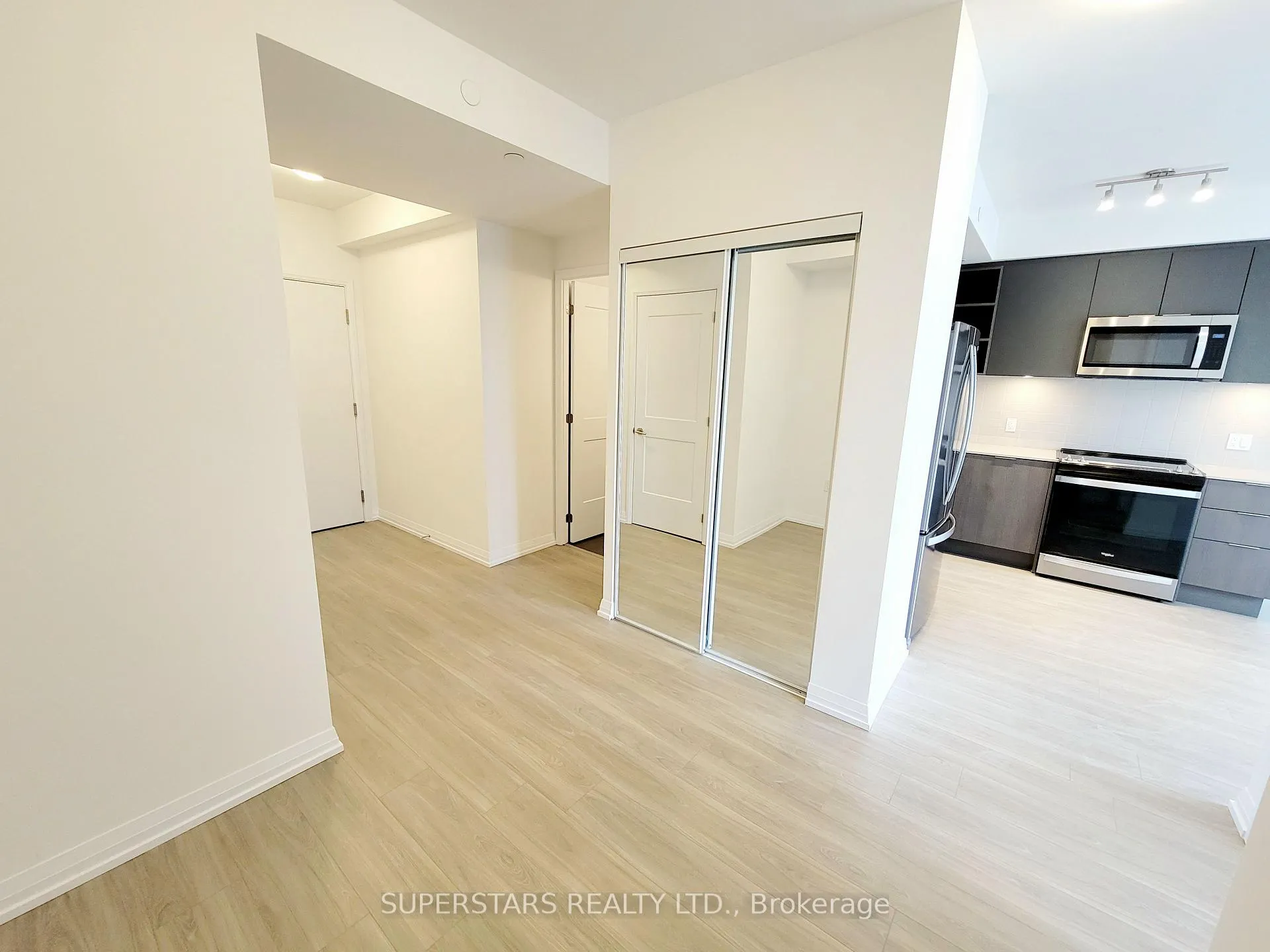 Photo 6 of Unit 1215, 50 Dunfield Avenue, Toronto, Mount Pleasant West — HOMEH
