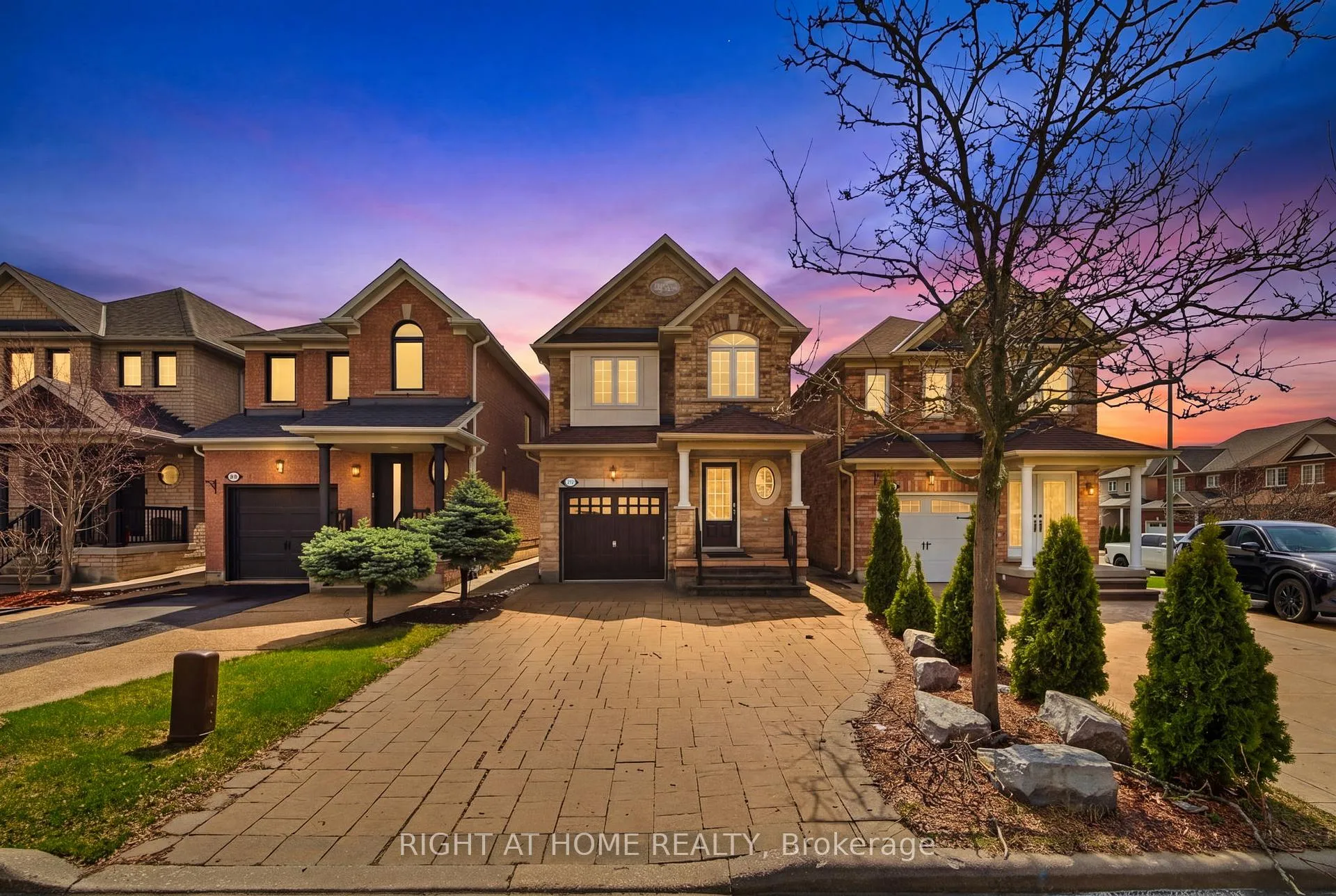 Front of 212 Venice Gate Drive