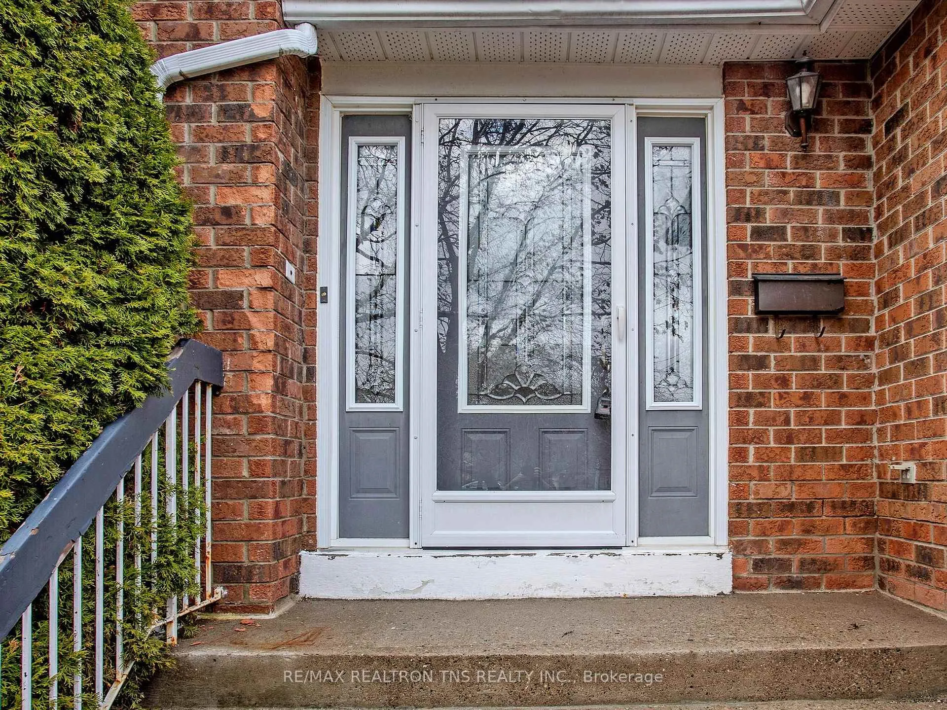 Photo 2 of 38 Gilbank Drive, Aurora, Aurora Heights — HOMEH