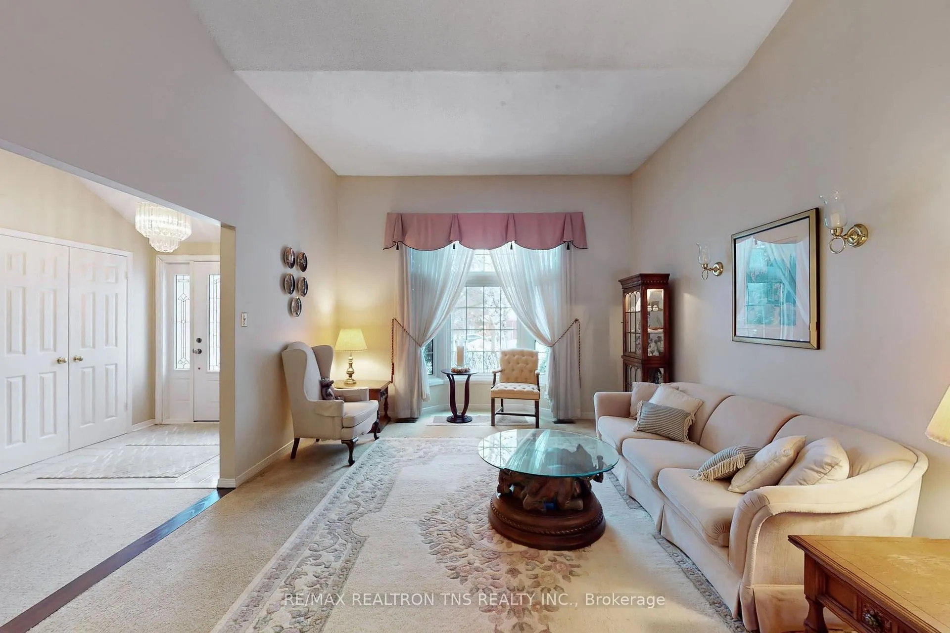Photo 3 of 38 Gilbank Drive, Aurora, Aurora Heights — HOMEH