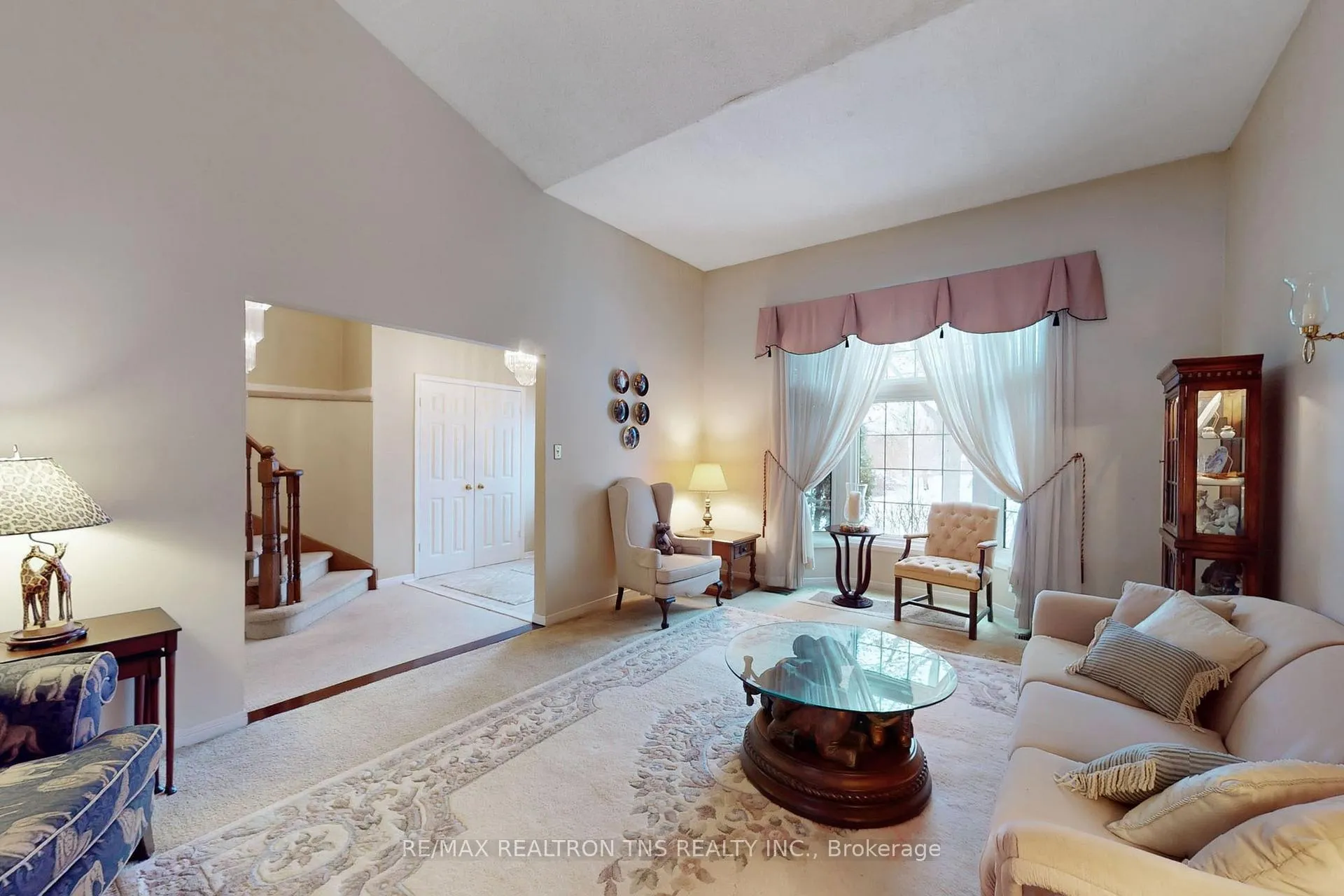 Photo 4 of 38 Gilbank Drive, Aurora, Aurora Heights — HOMEH