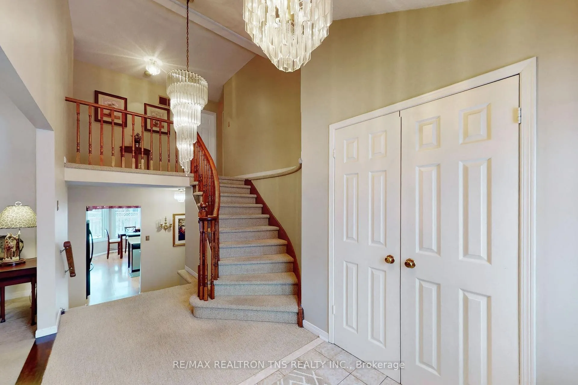 Photo 7 of 38 Gilbank Drive, Aurora, Aurora Heights — HOMEH