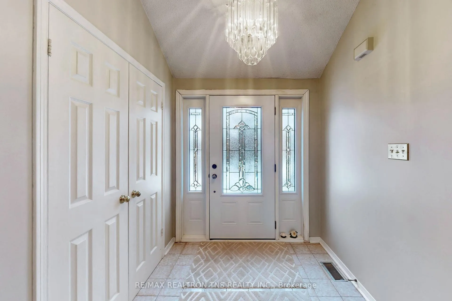 Photo 8 of 38 Gilbank Drive, Aurora, Aurora Heights — HOMEH