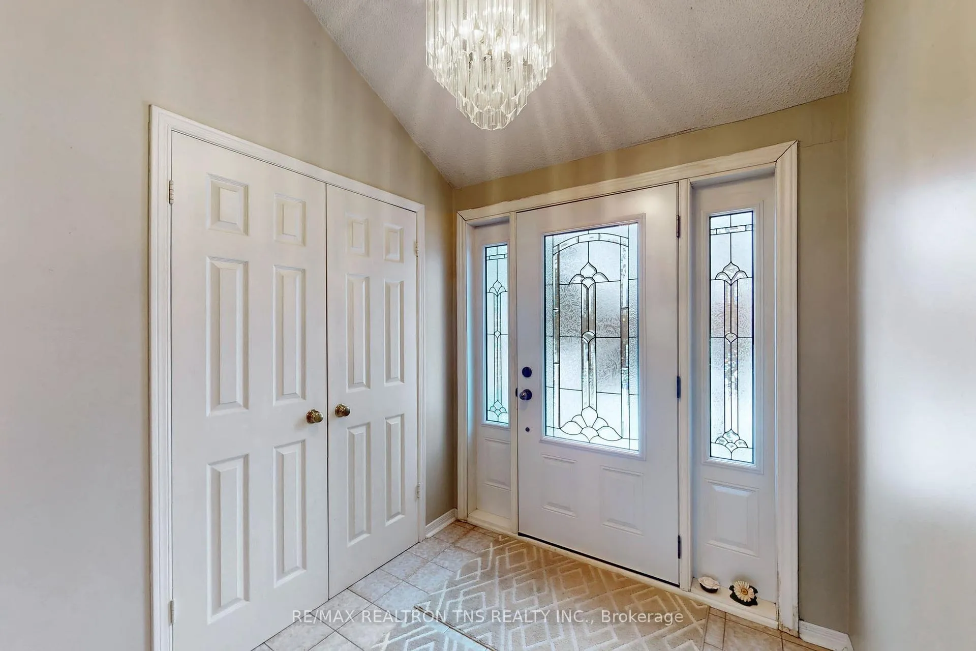 Photo 9 of 38 Gilbank Drive, Aurora, Aurora Heights — HOMEH