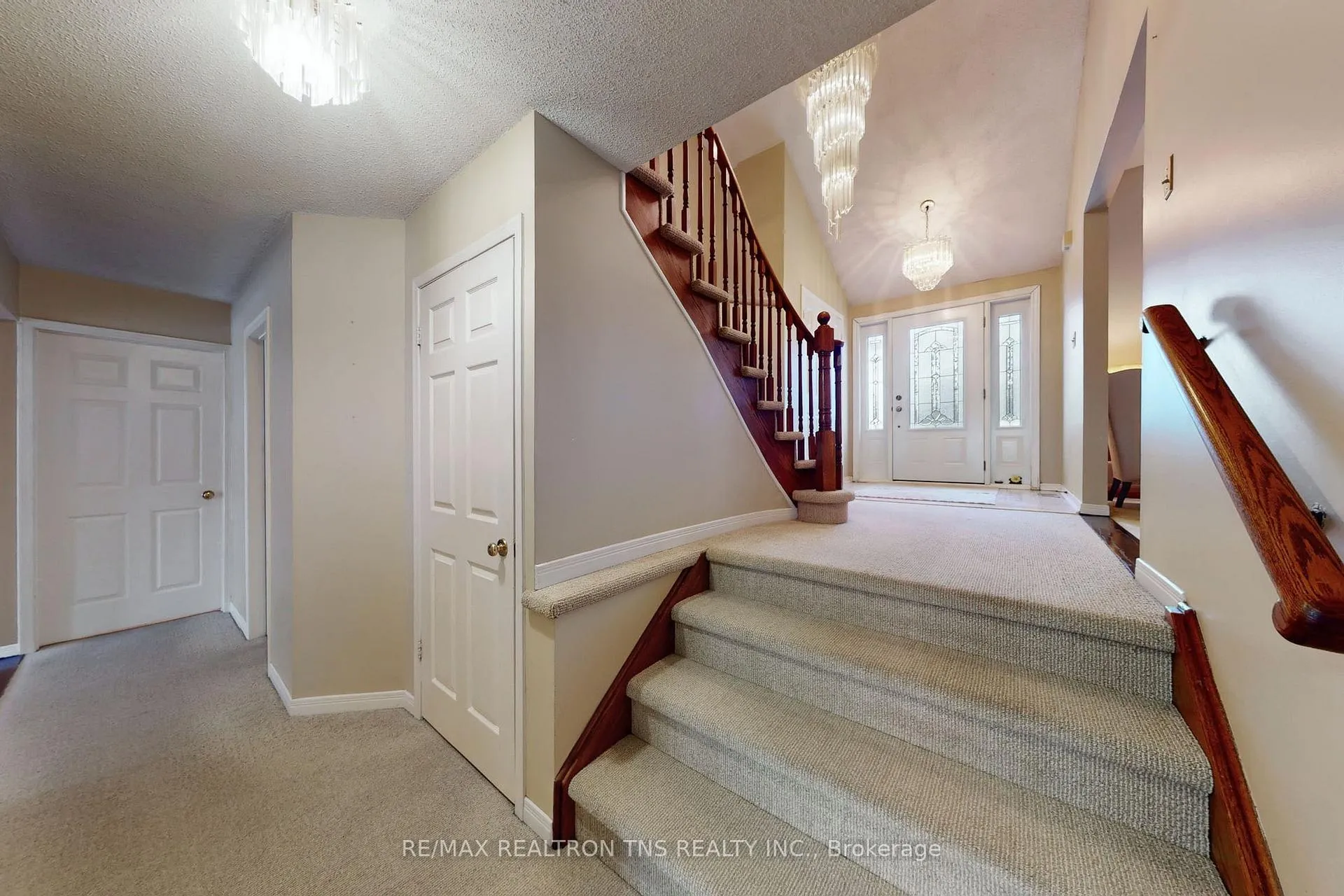 Photo 10 of 38 Gilbank Drive, Aurora, Aurora Heights — HOMEH