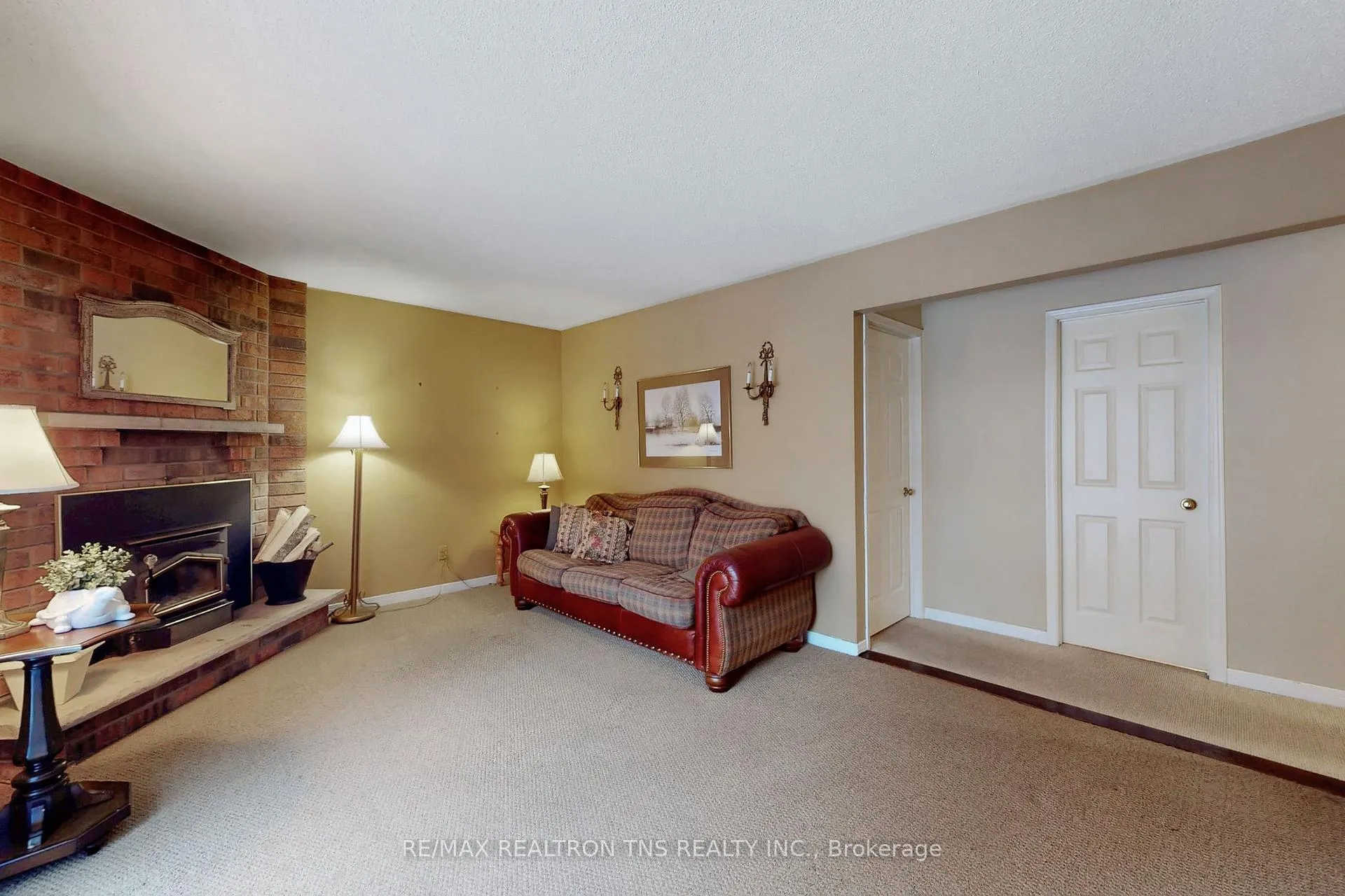 Photo 15 of 38 Gilbank Drive, Aurora, Aurora Heights — HOMEH