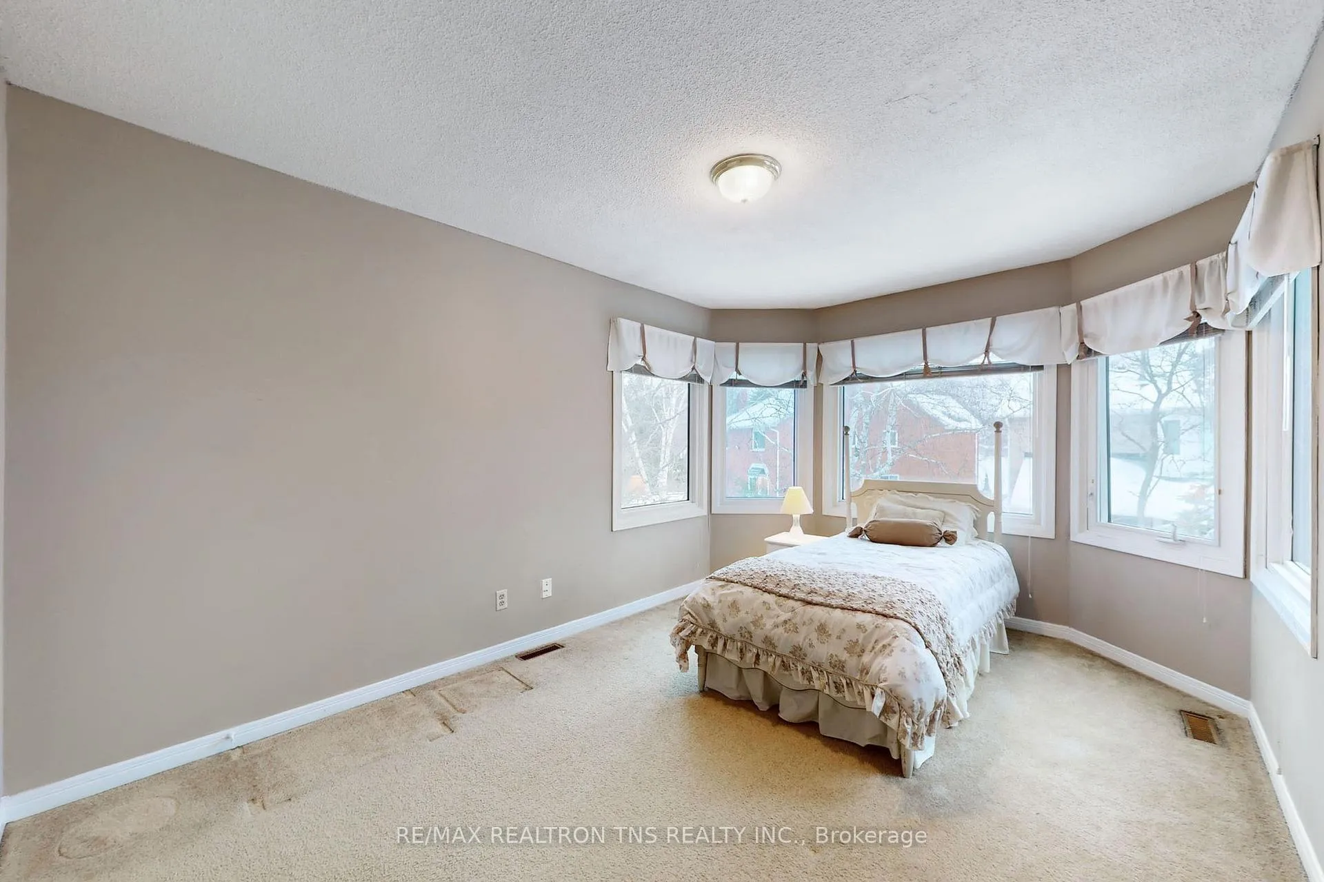 Photo 32 of 38 Gilbank Drive, Aurora, Aurora Heights — HOMEH