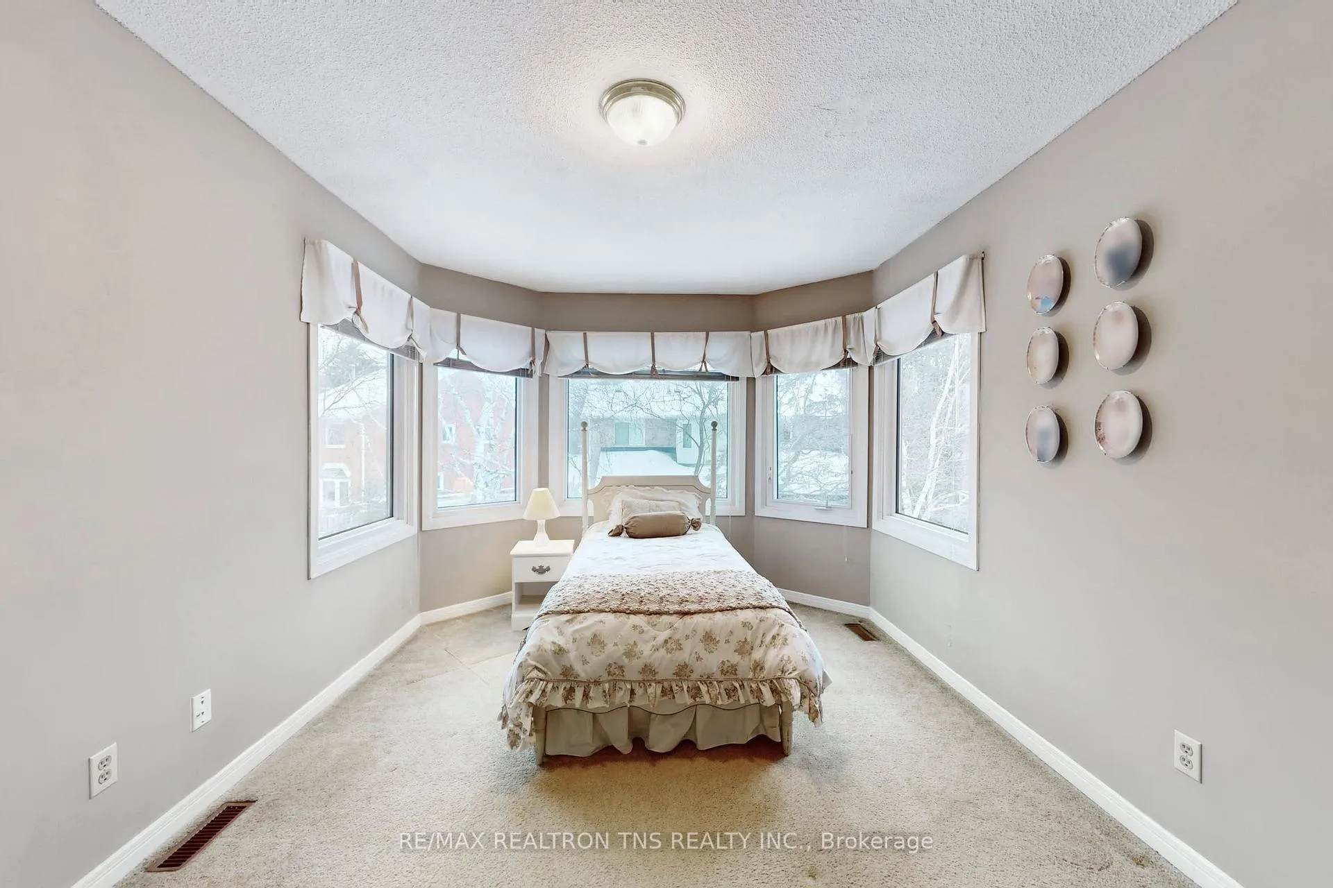 Photo 33 of 38 Gilbank Drive, Aurora, Aurora Heights — HOMEH