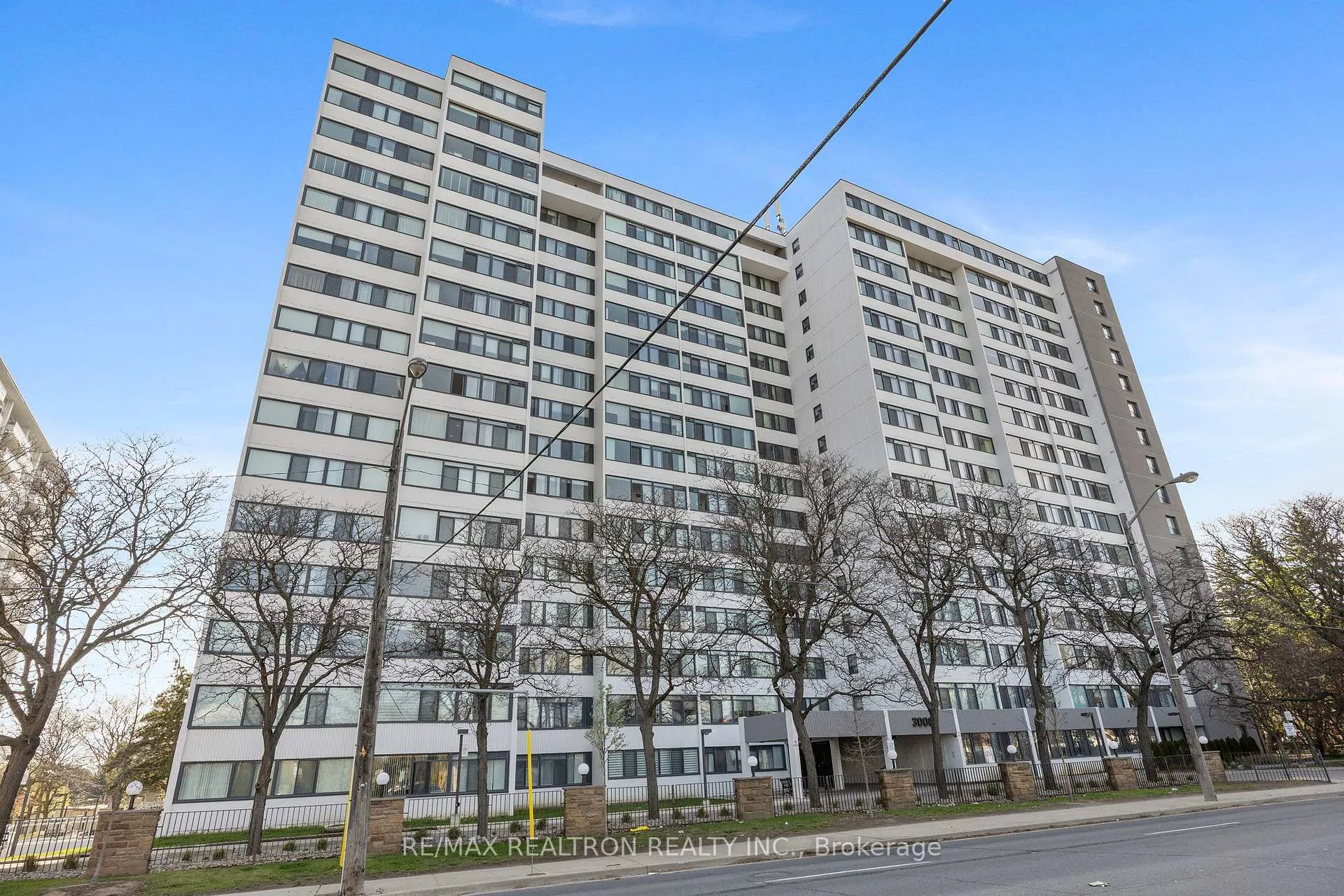Photo 1 of Unit 908, 3000 Bathurst Street, Toronto, Englemount-Lawrence — HOMEH