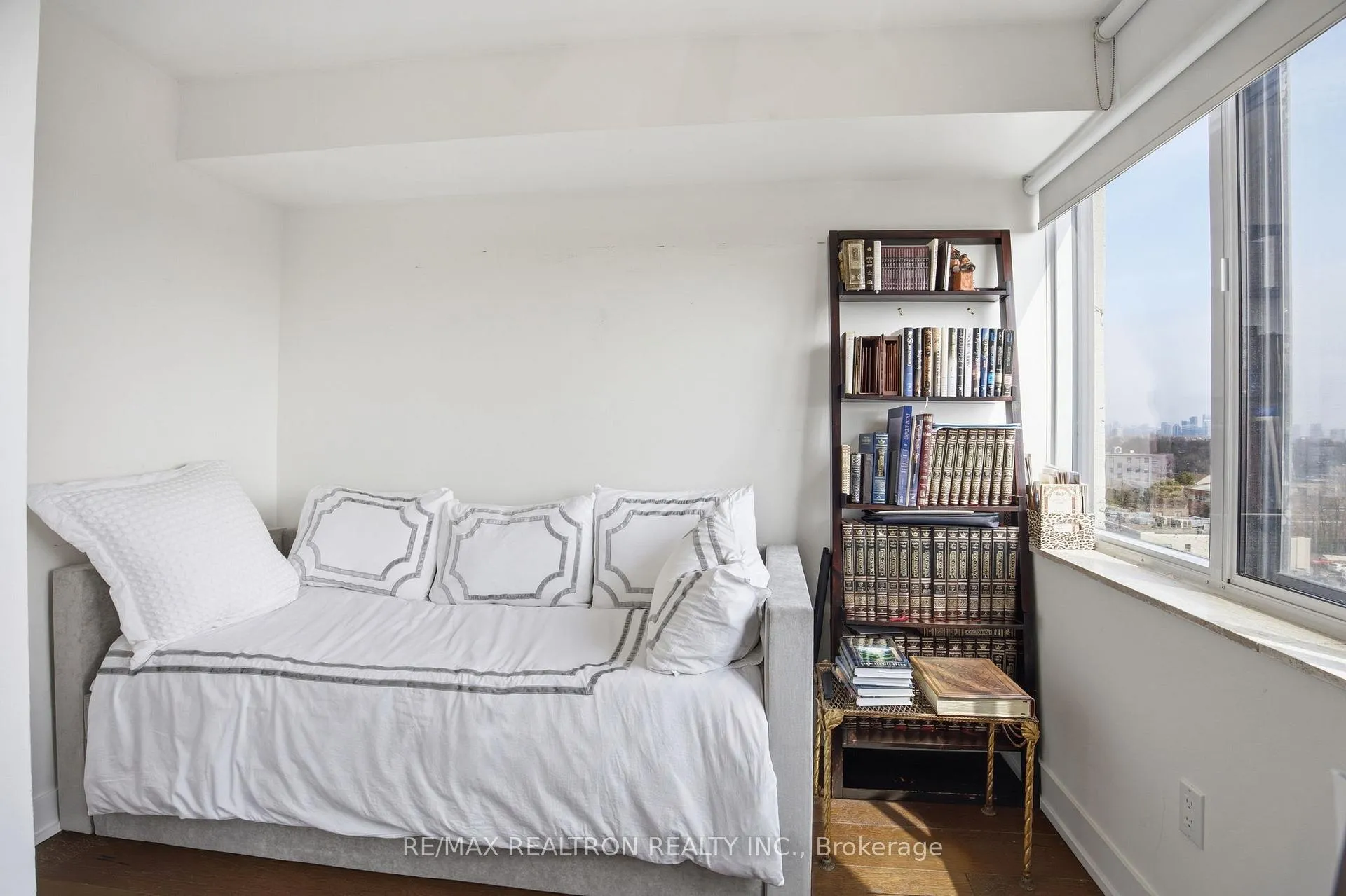 Photo 6 of Unit 908, 3000 Bathurst Street, Toronto, Englemount-Lawrence — HOMEH