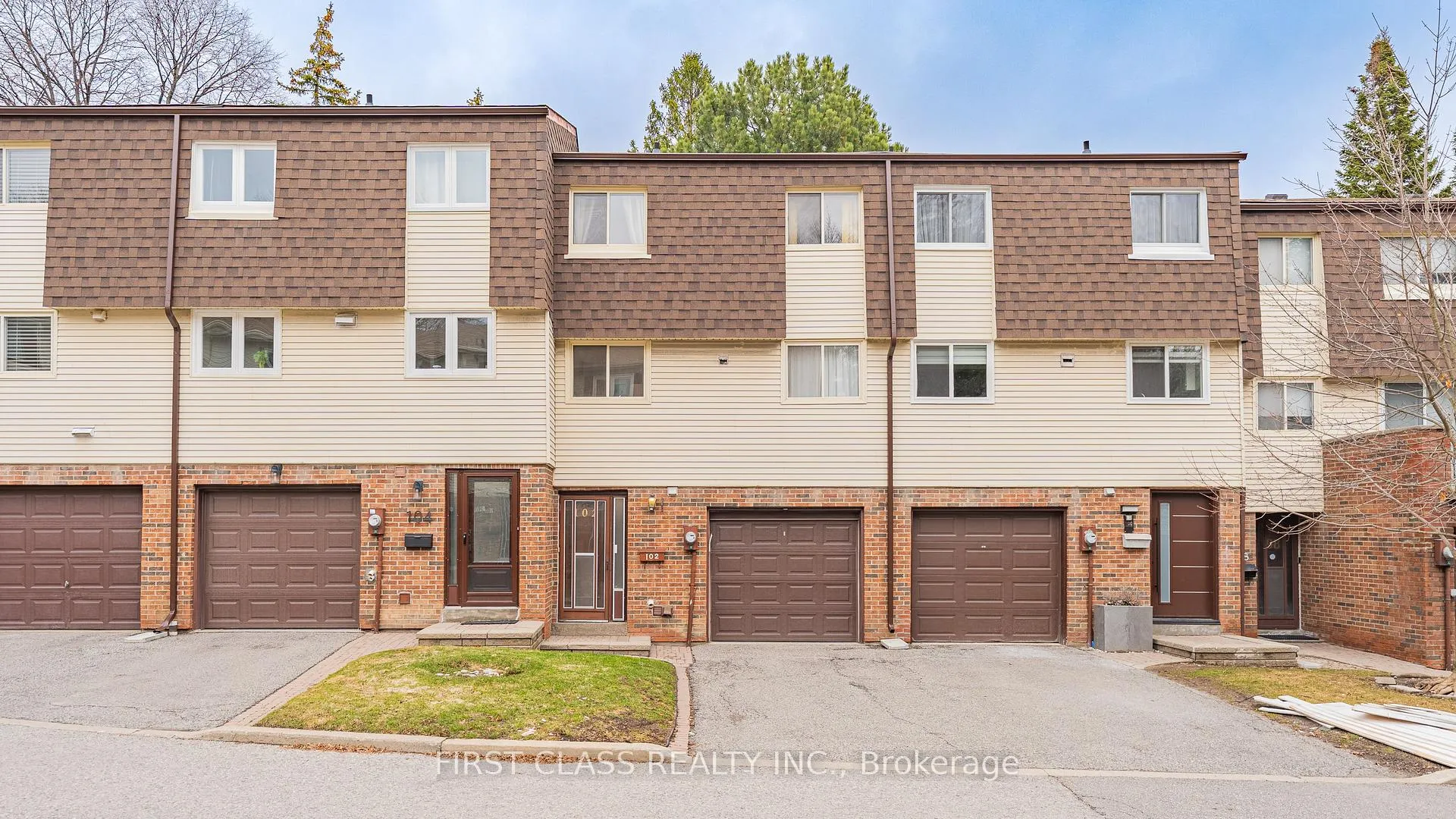 Front of 102 Jenny Wrenway Way
