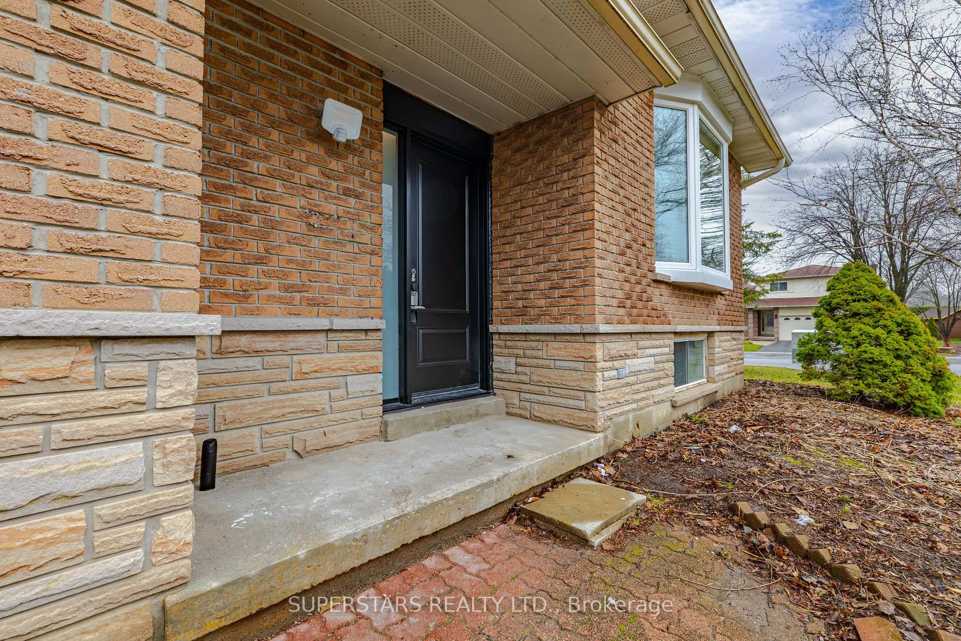 Photo 2 of Unit UPPER, 39 Evergreen Drive, Whitby, Blue Grass Meadows — HOMEH