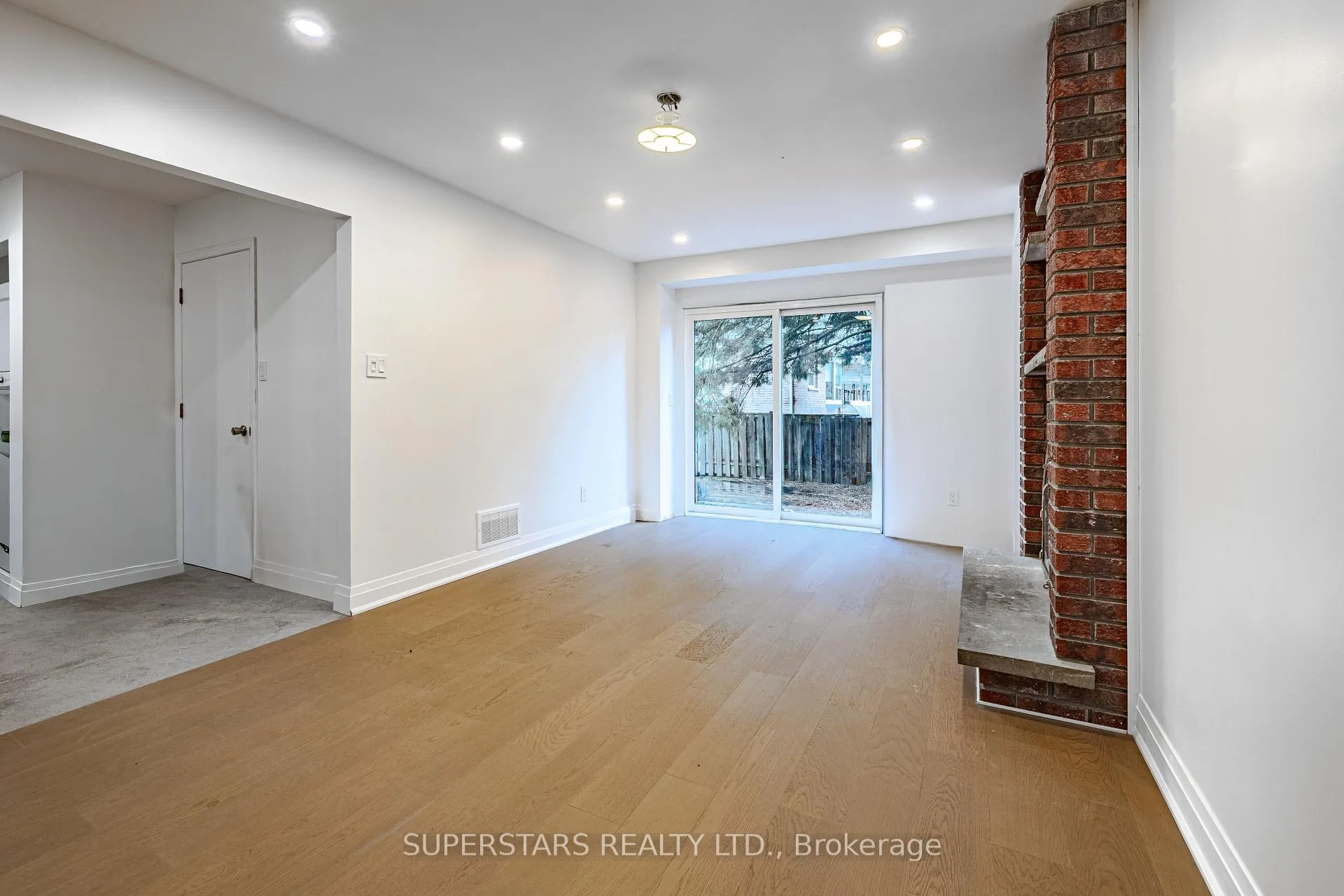 Photo 4 of Unit UPPER, 39 Evergreen Drive, Whitby, Blue Grass Meadows — HOMEH