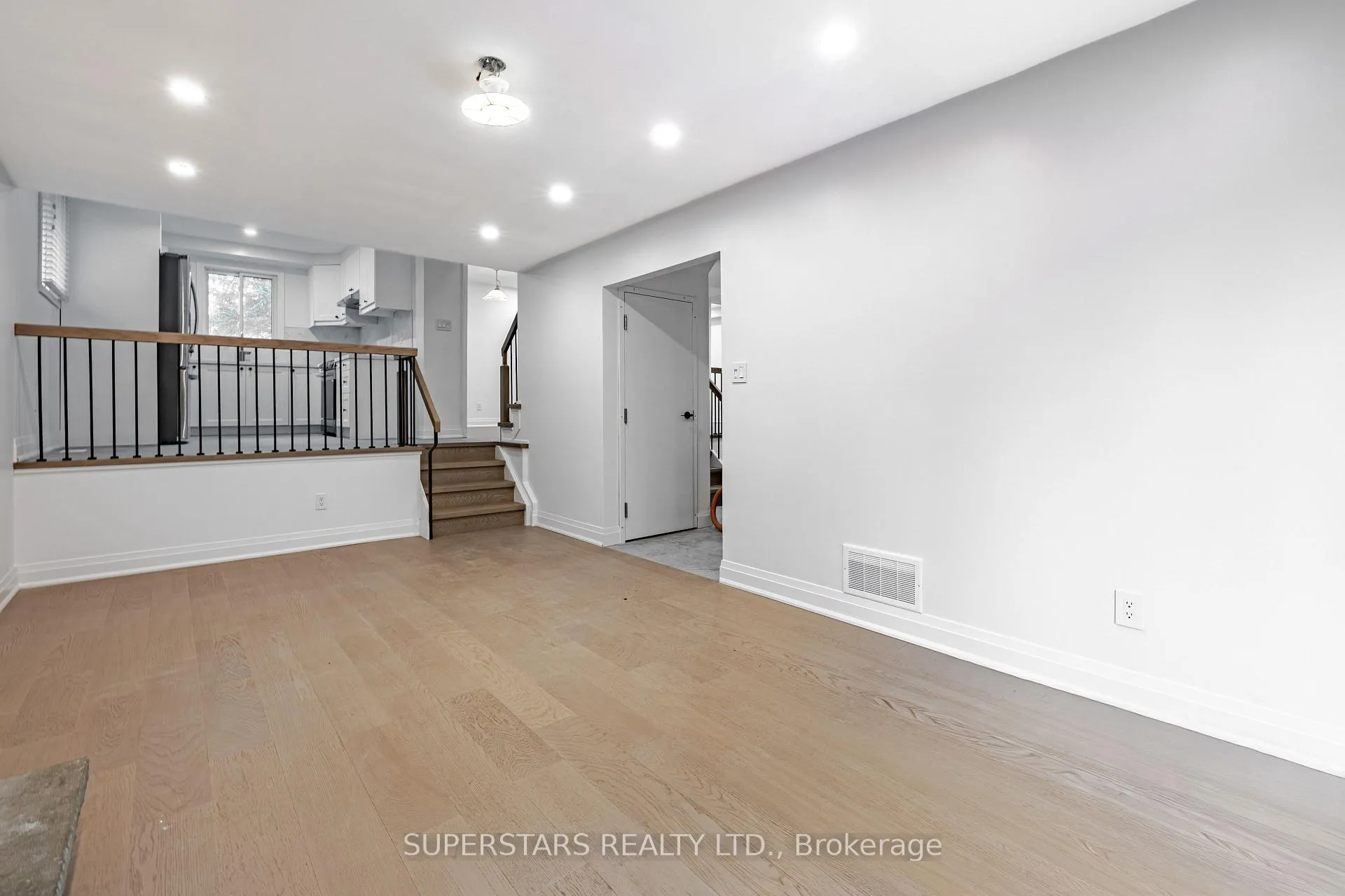 Photo 5 of Unit UPPER, 39 Evergreen Drive, Whitby, Blue Grass Meadows — HOMEH