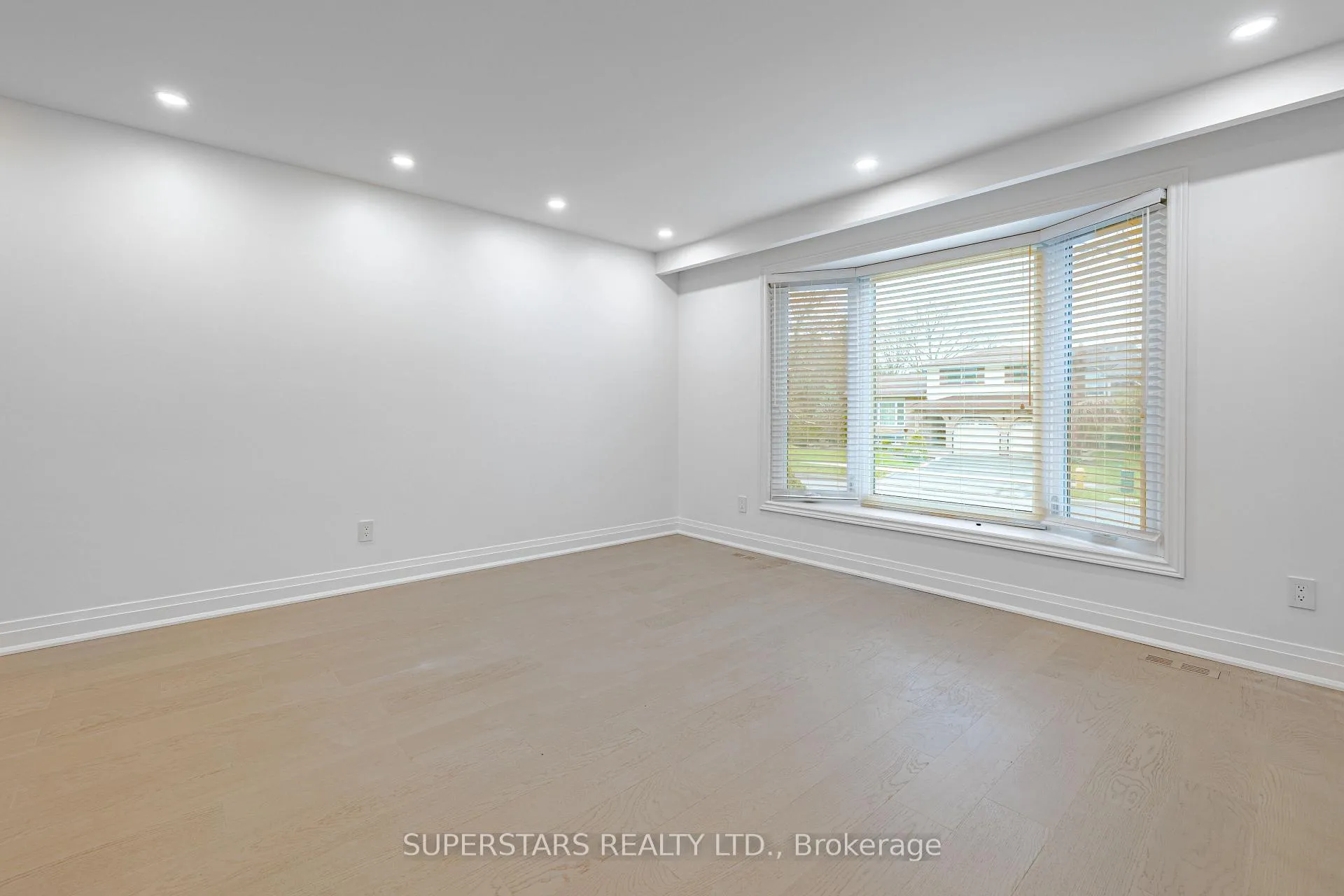 Photo 6 of Unit UPPER, 39 Evergreen Drive, Whitby, Blue Grass Meadows — HOMEH