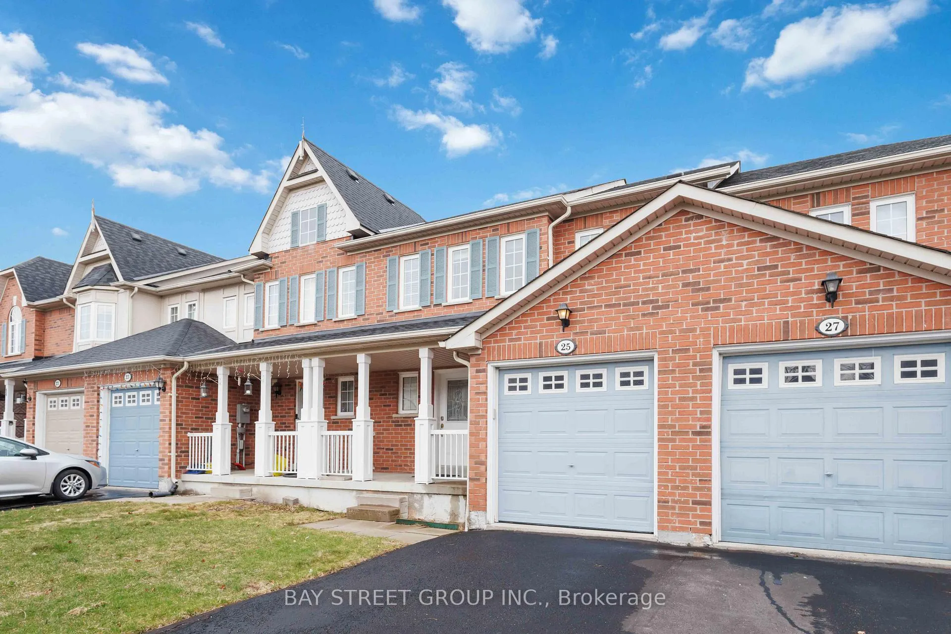 Front of 25 Maple Ridge Crescent