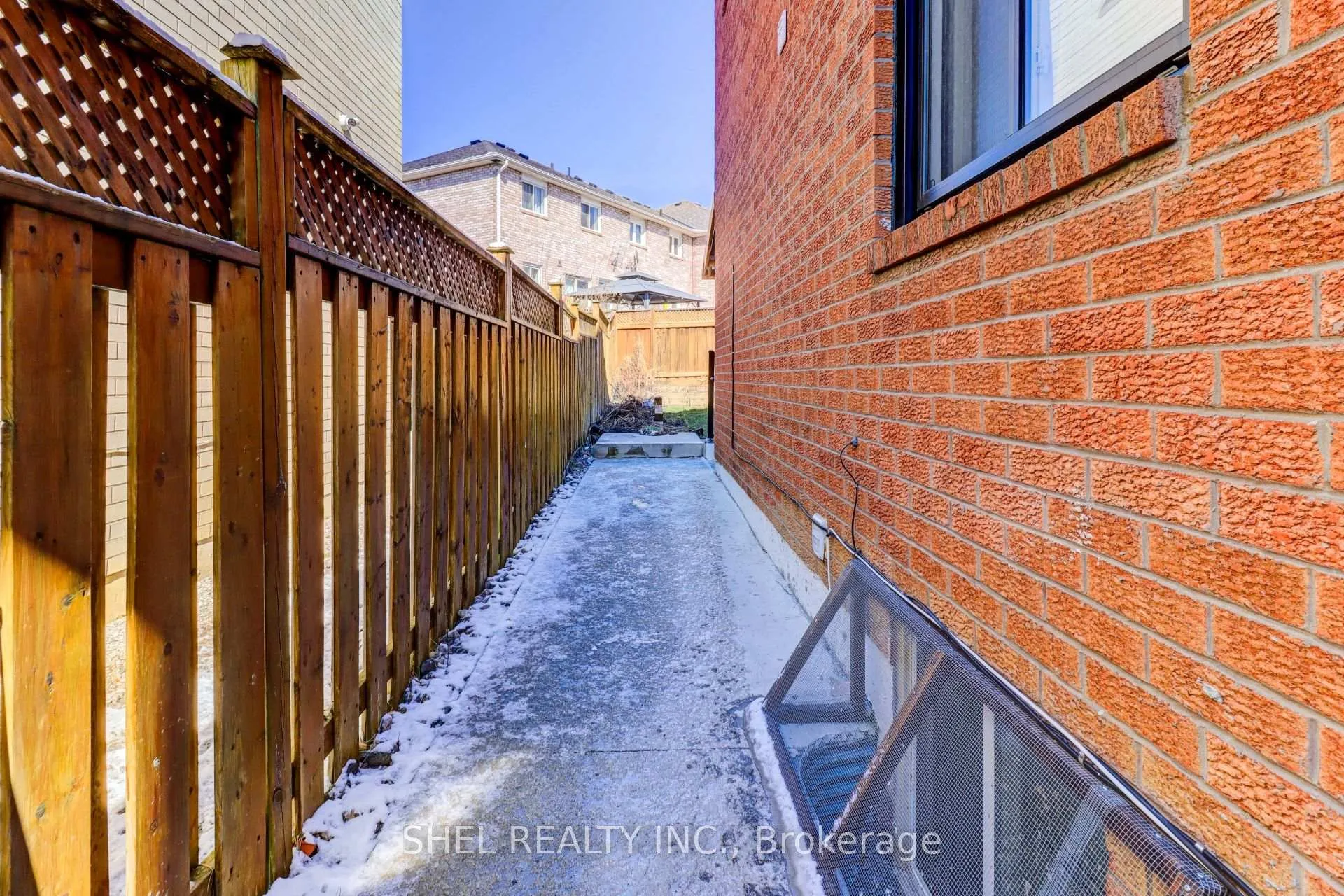 Photo 3 of 301 Old Harwood Avenue, Ajax, Central — HOMEH