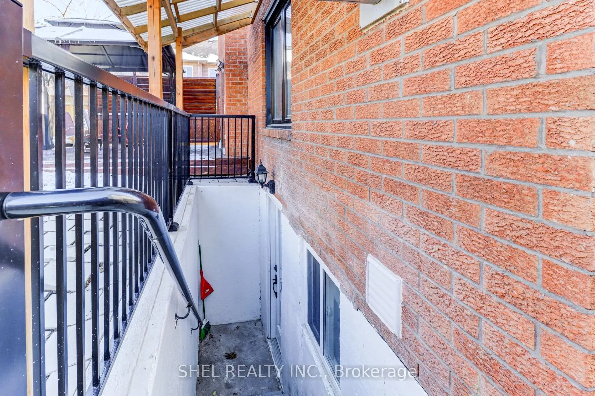 Photo 4 of 301 Old Harwood Avenue, Ajax, Central — HOMEH