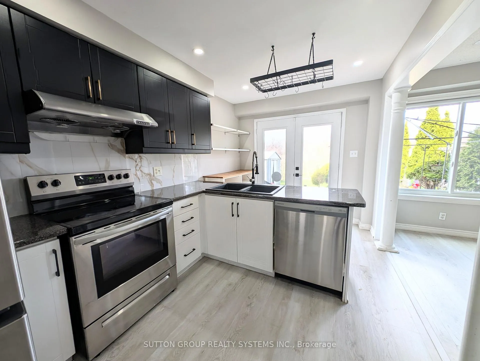 Photo 7 of 1411 Tobyn Drive, Burlington, Tansley — HOMEH