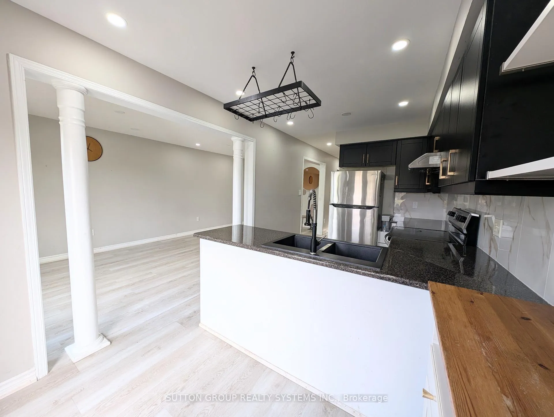 Photo 9 of 1411 Tobyn Drive, Burlington, Tansley — HOMEH