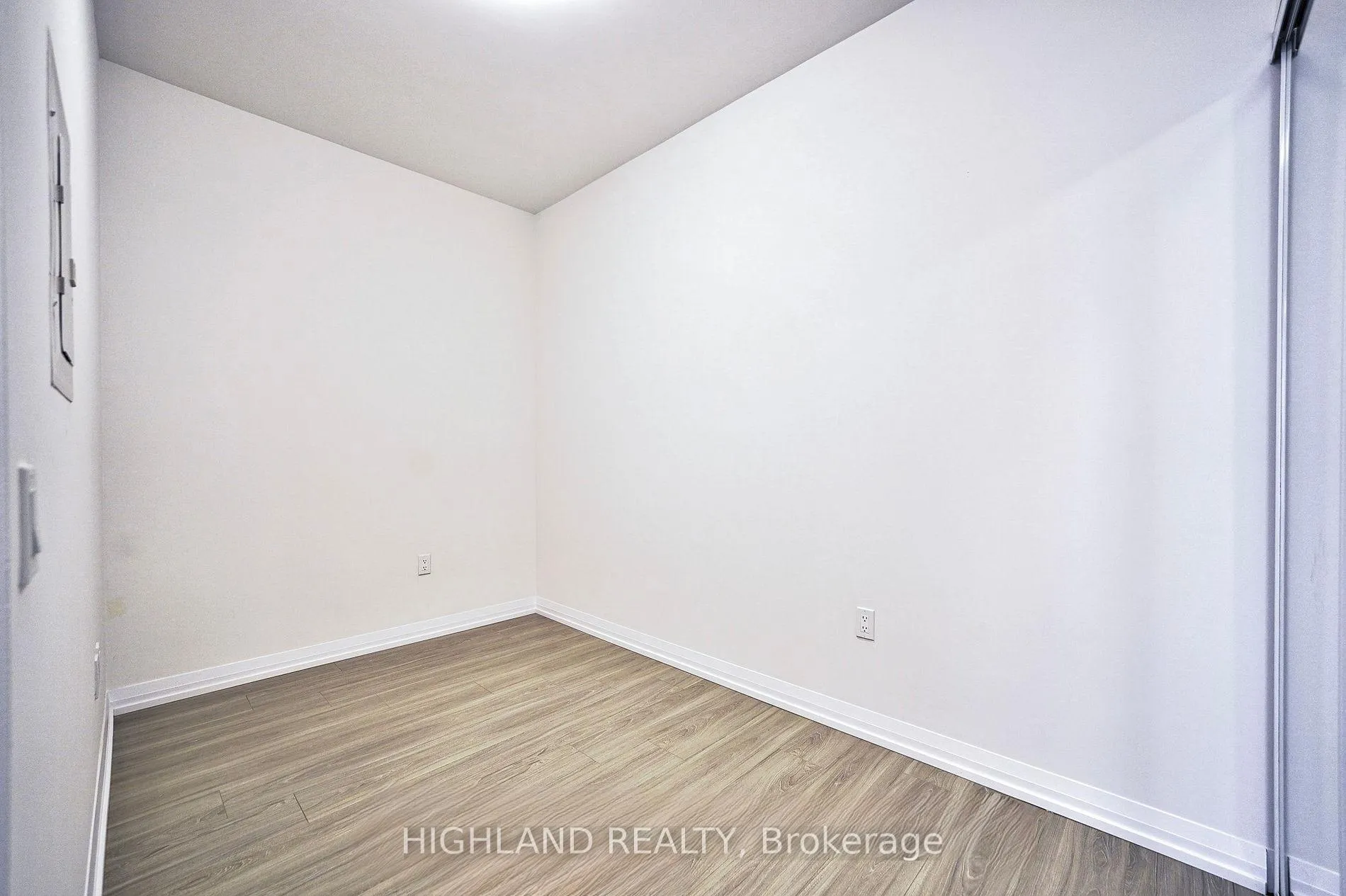 Photo 3 of Unit 1612, 50 Dunfield Avenue, Toronto, Mount Pleasant West — HOMEH