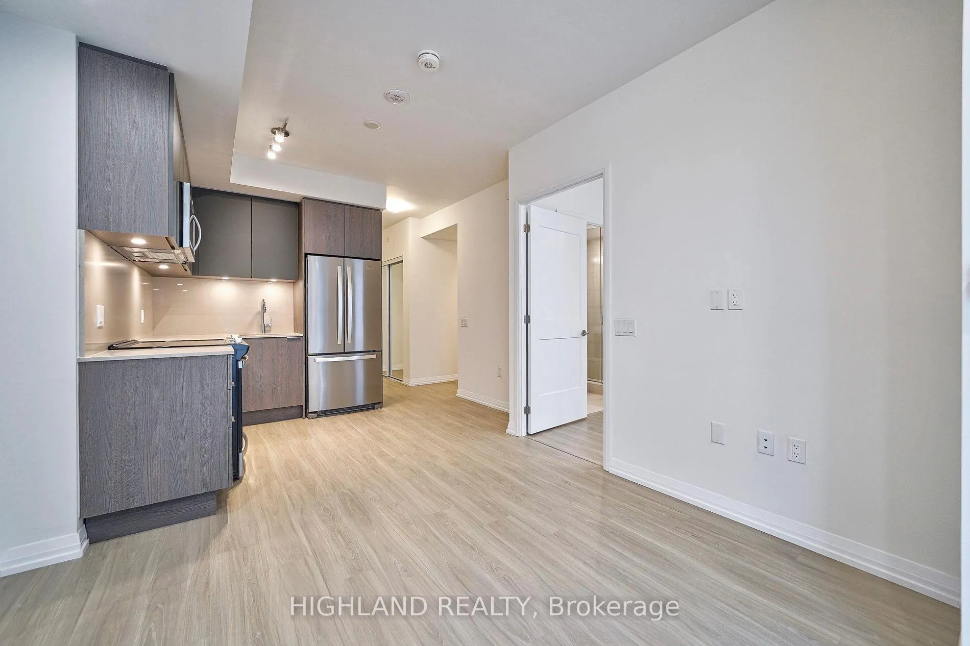 Photo 4 of Unit 1612, 50 Dunfield Avenue, Toronto, Mount Pleasant West — HOMEH