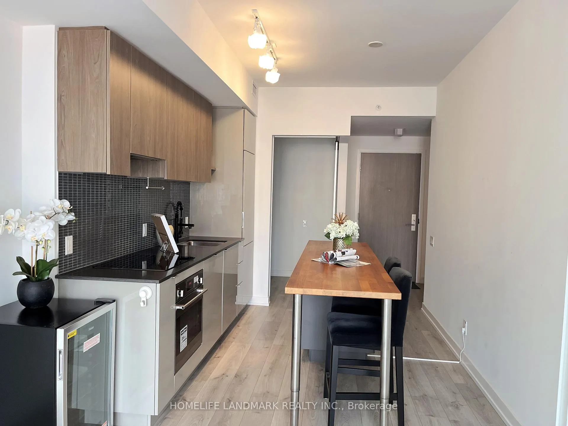 Photo 5 of Unit 507, 161 Roehampton Avenue, Toronto, Mount Pleasant West — HOMEH