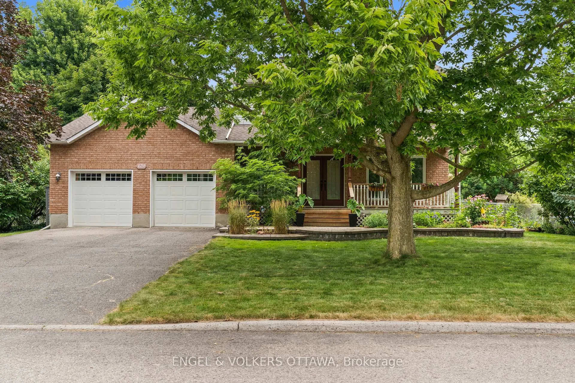 Photo 2 of 129 Corvinelli Crescent, Russell, Village of Russell — HOMEH
