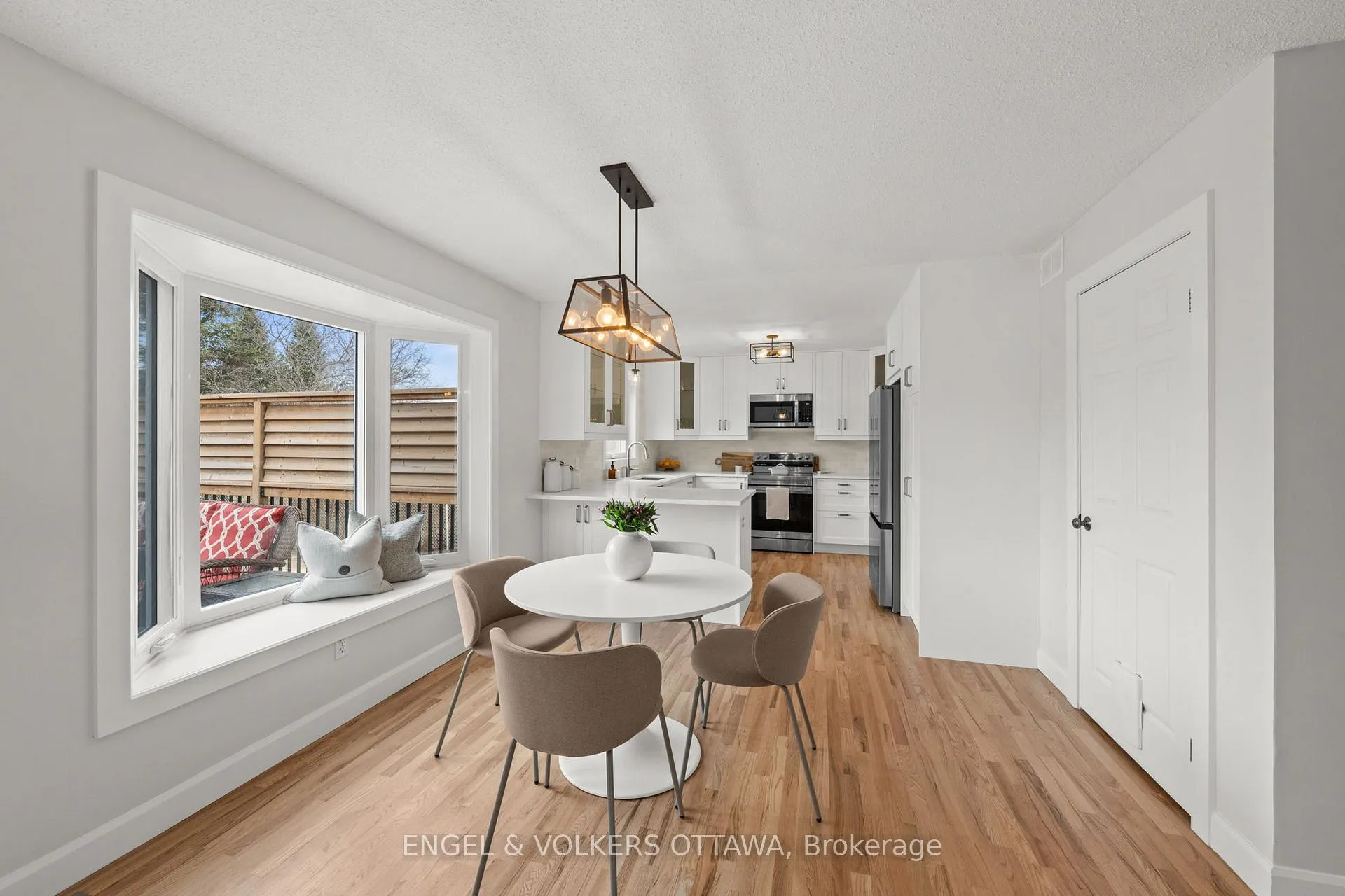 Photo 5 of 129 Corvinelli Crescent, Russell, Village of Russell — HOMEH