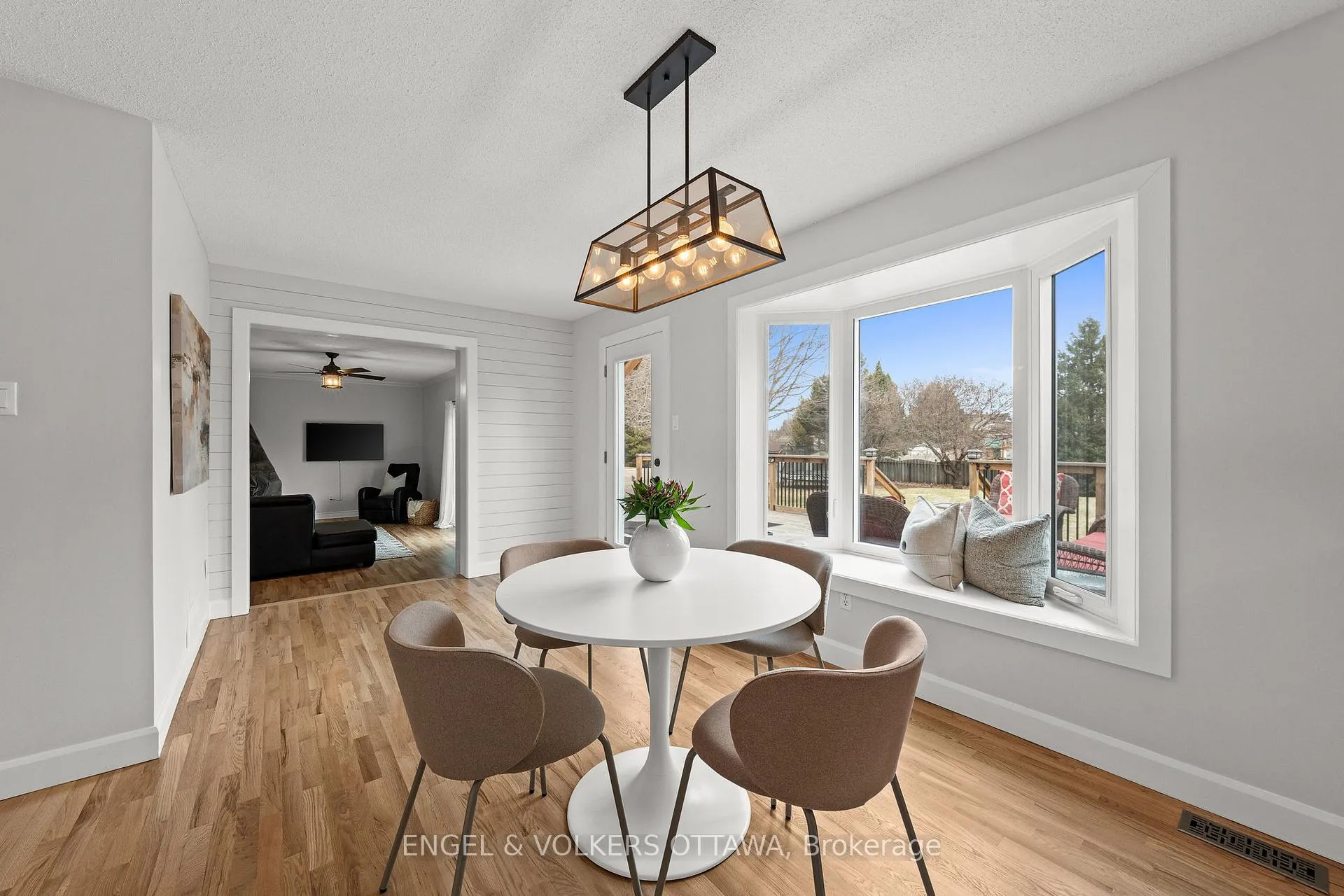 Photo 11 of 129 Corvinelli Crescent, Russell, Village of Russell — HOMEH