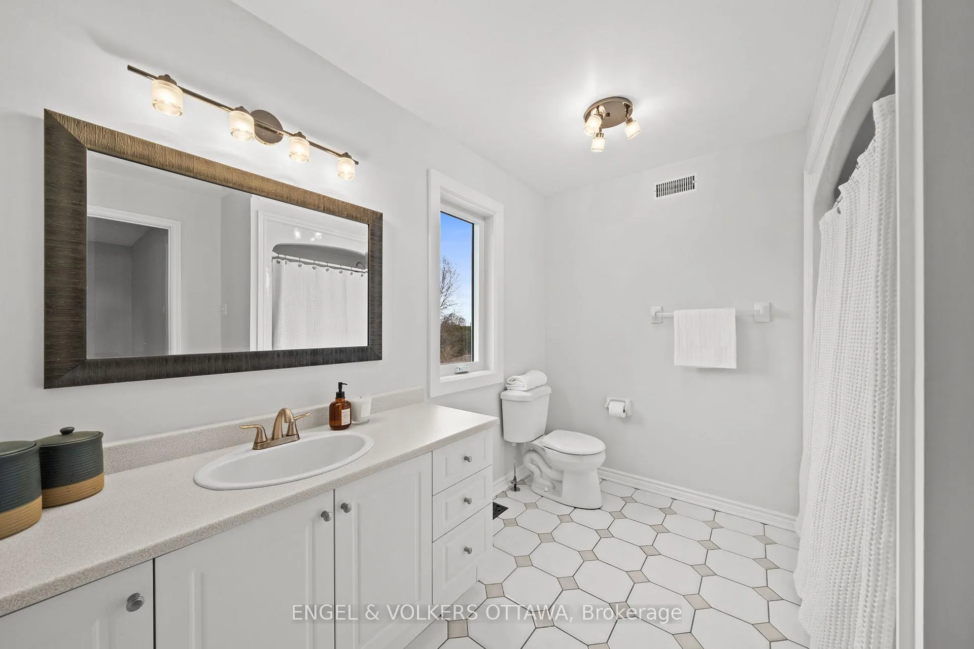 Photo 25 of 129 Corvinelli Crescent, Russell, Village of Russell — HOMEH