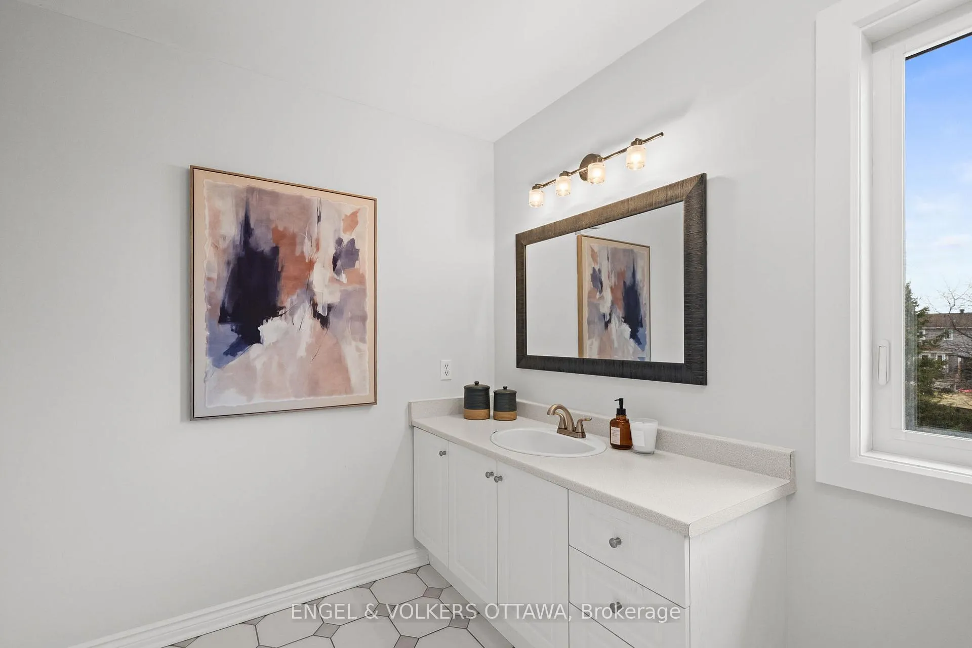 Photo 26 of 129 Corvinelli Crescent, Russell, Village of Russell — HOMEH