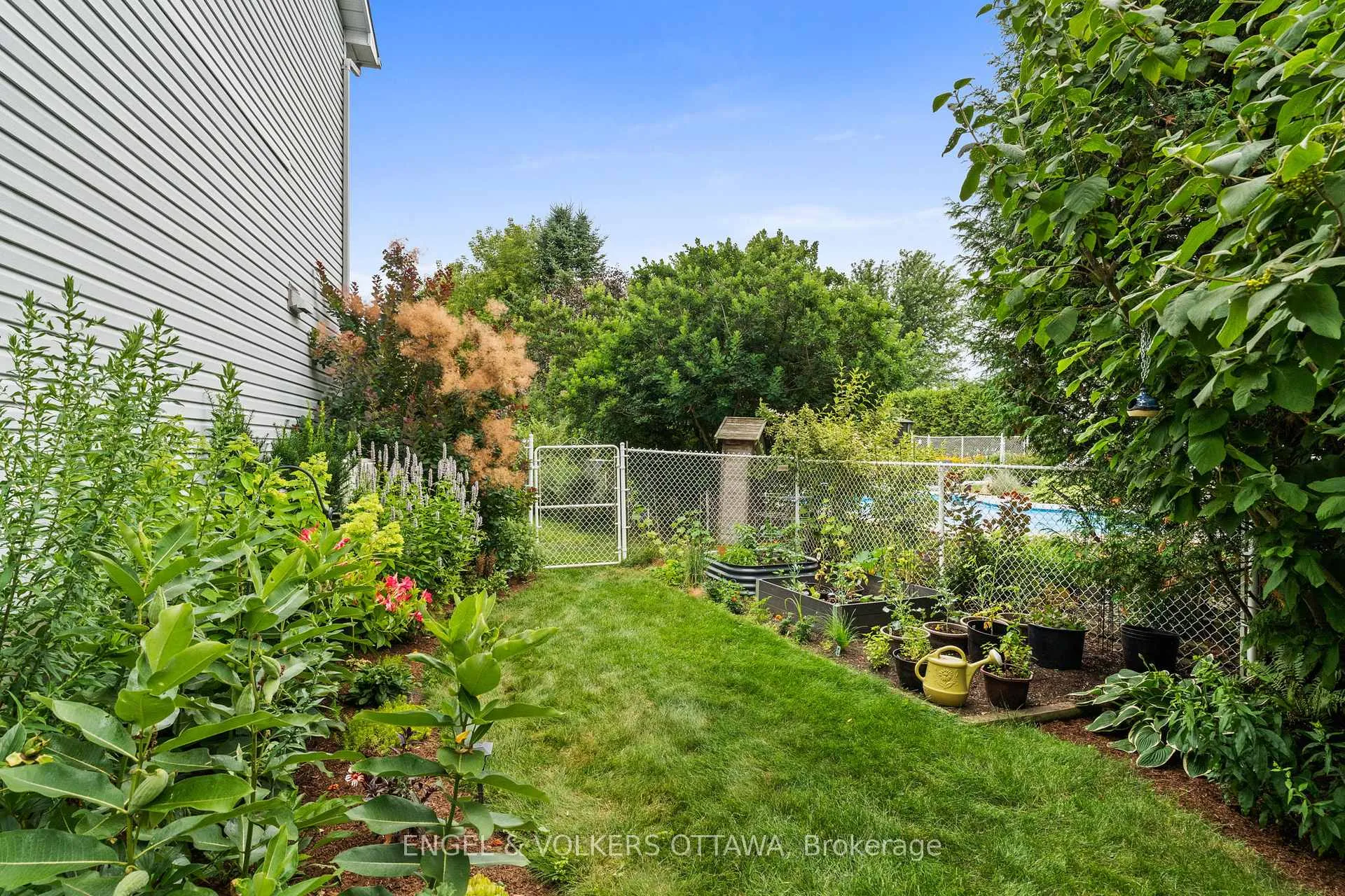 Photo 38 of 129 Corvinelli Crescent, Russell, Village of Russell — HOMEH