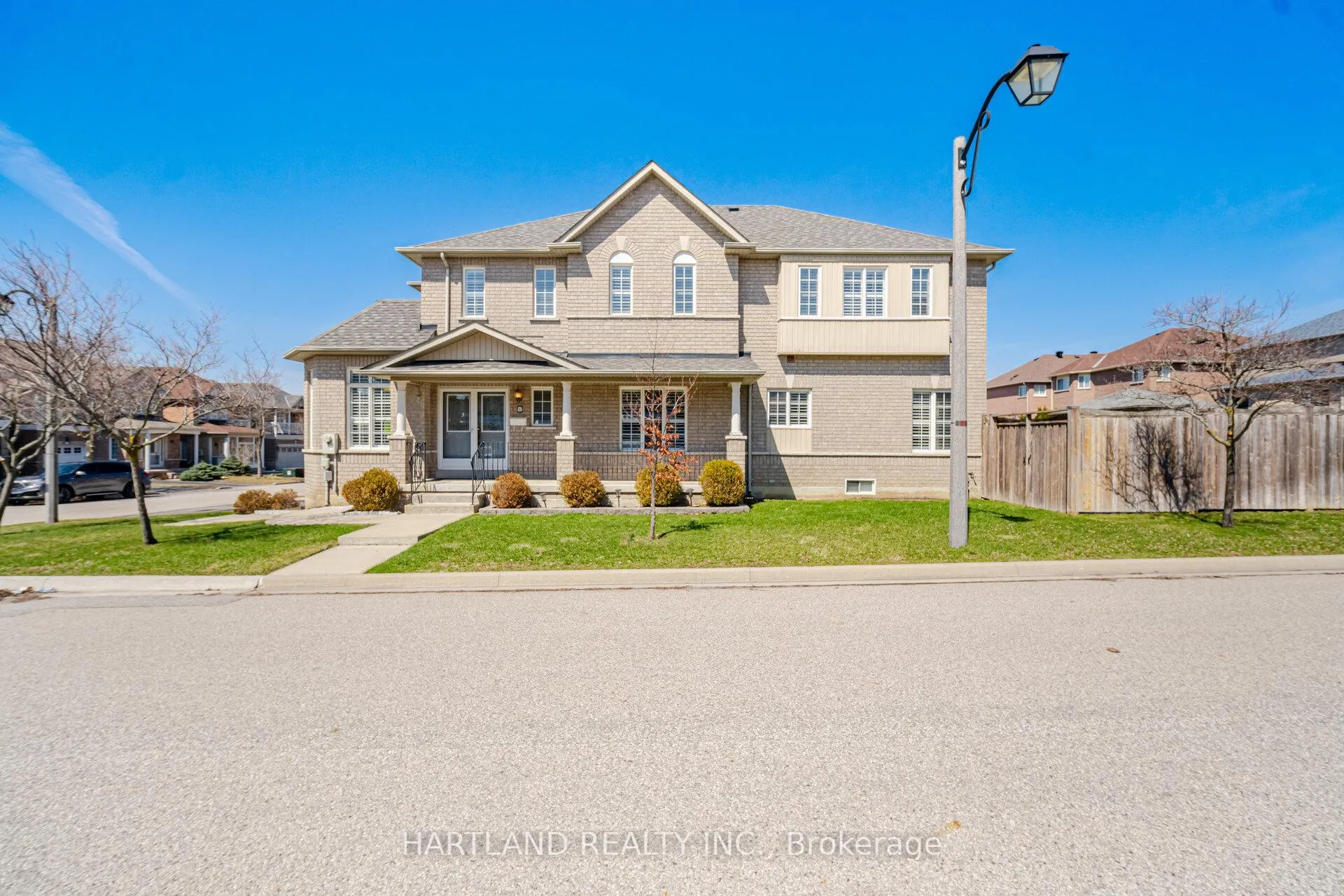 Photo 2 of 8 Westchester Crescent, Markham, Berczy — HOMEH