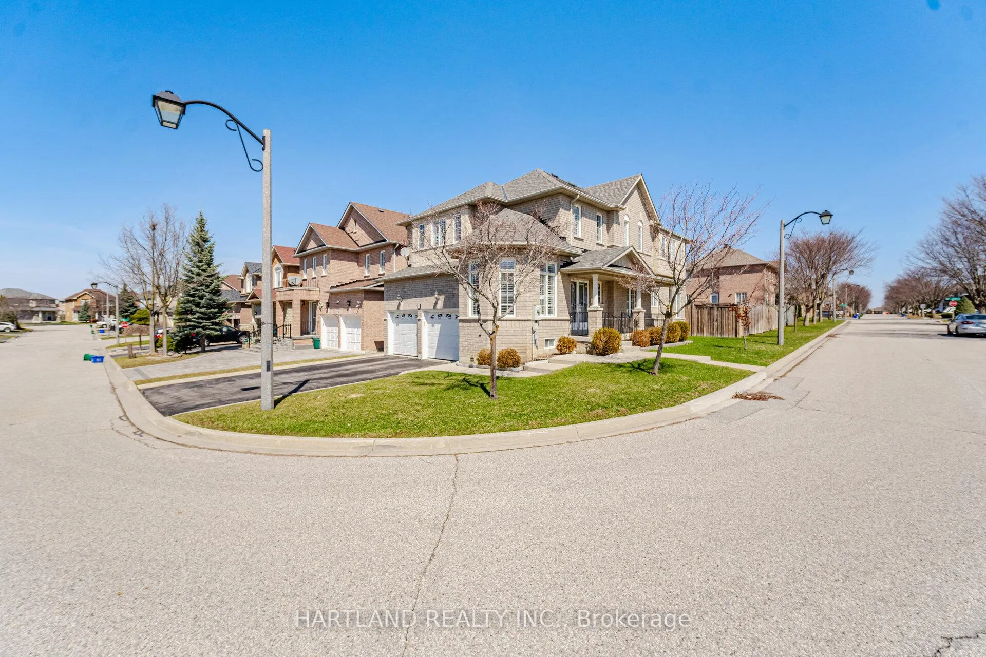 Photo 3 of 8 Westchester Crescent, Markham, Berczy — HOMEH