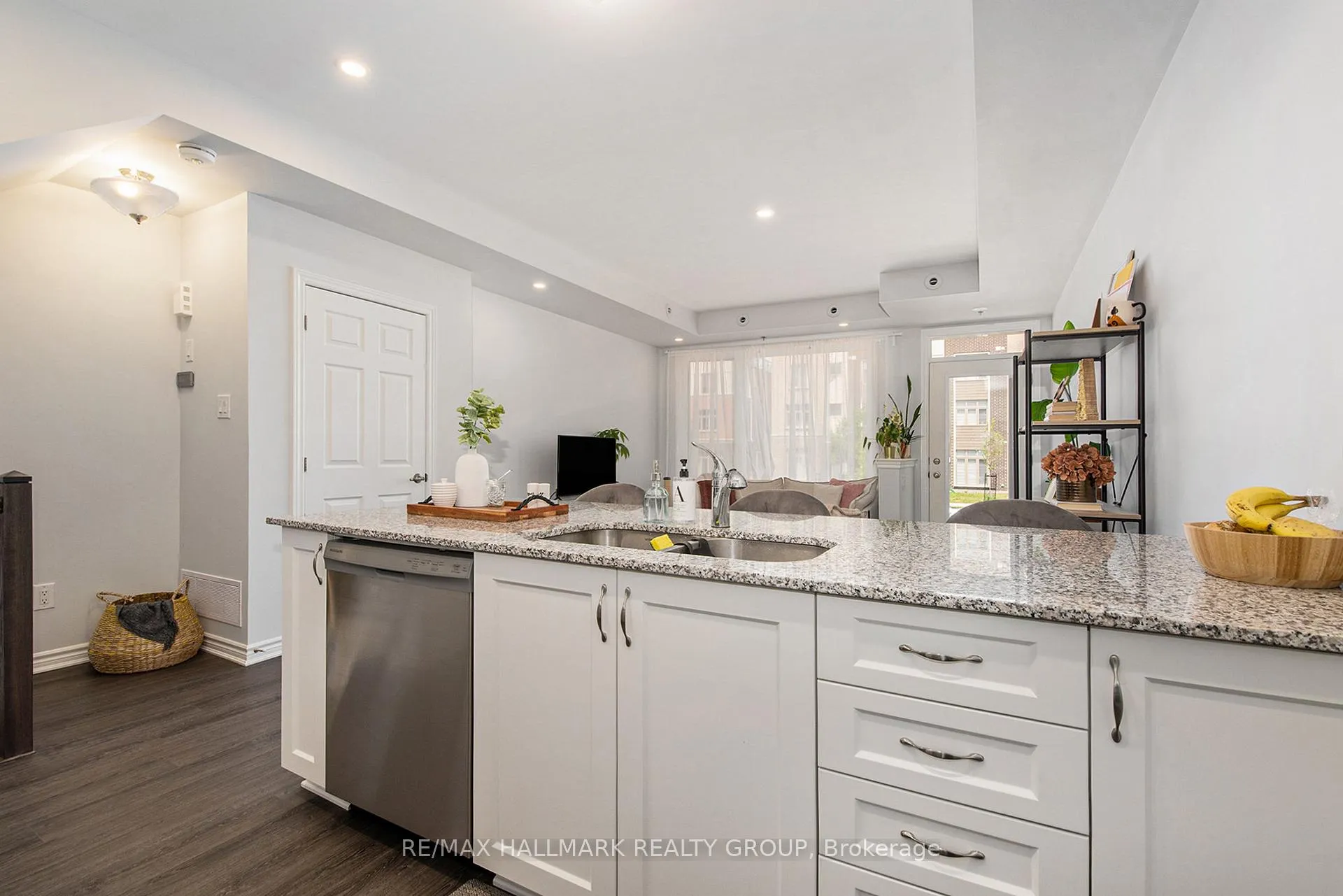 Photo 5 of 814 Mikinak Road, Ottawa, CFB Rockcliffe and Area — HOMEH