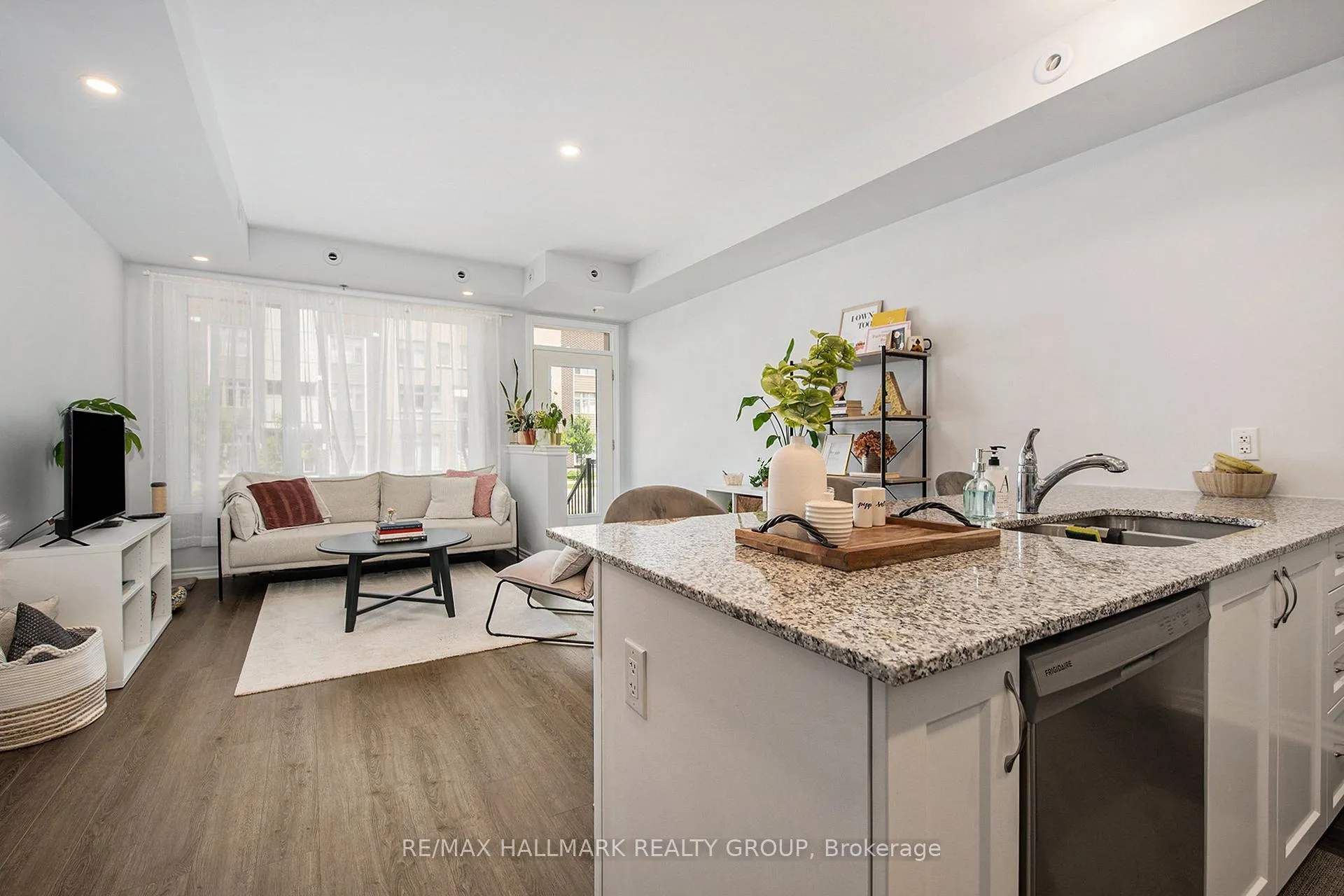 Photo 6 of 814 Mikinak Road, Ottawa, CFB Rockcliffe and Area — HOMEH