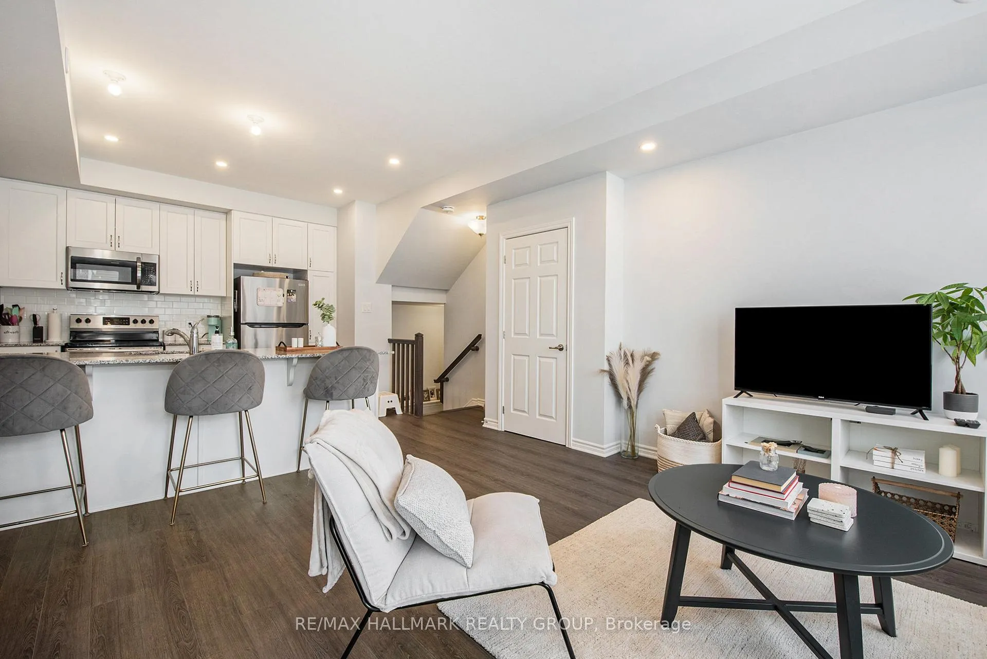 Photo 7 of 814 Mikinak Road, Ottawa, CFB Rockcliffe and Area — HOMEH