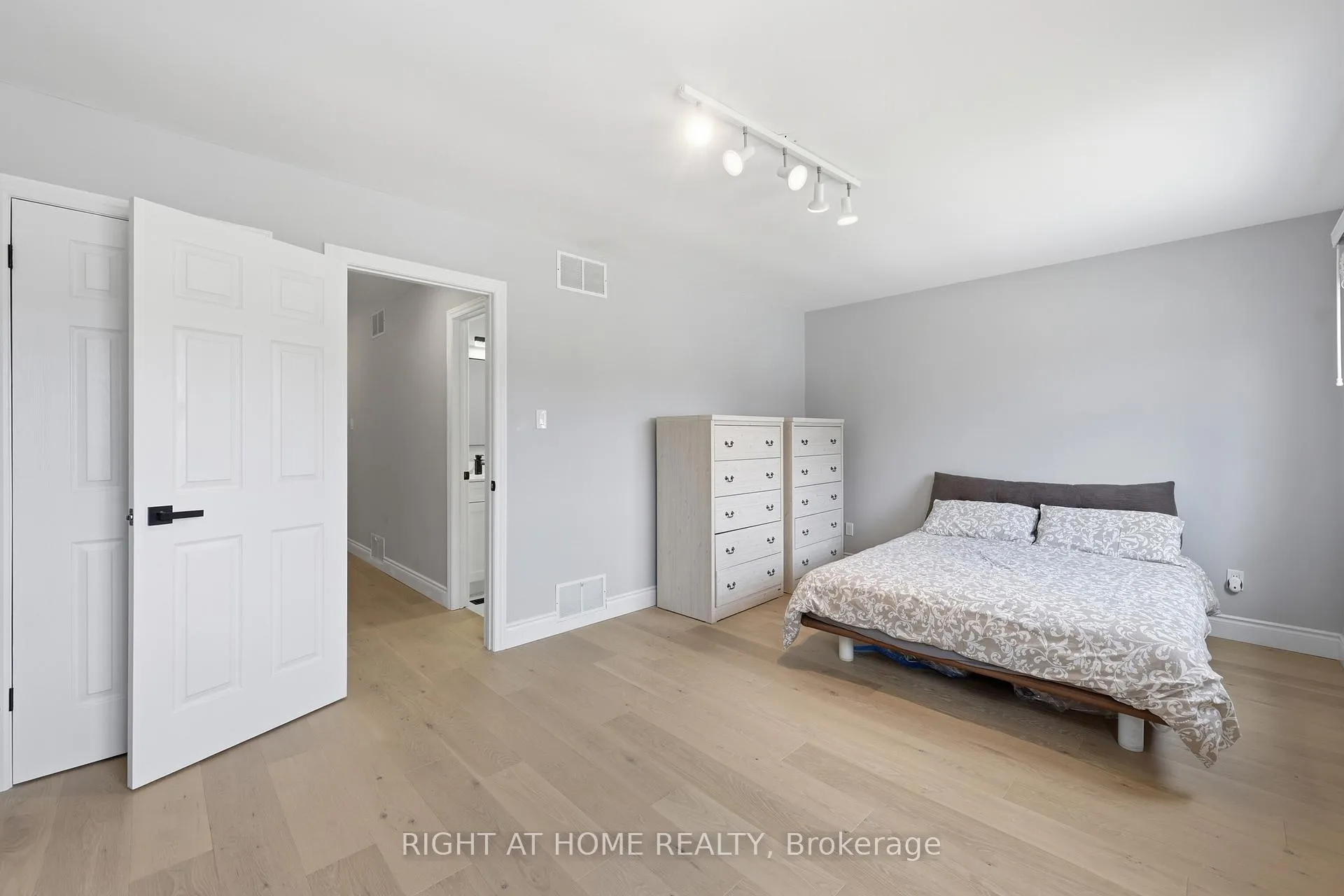 Photo 21 of 2458 Cavendish Drive, Burlington, Brant Hills — HOMEH