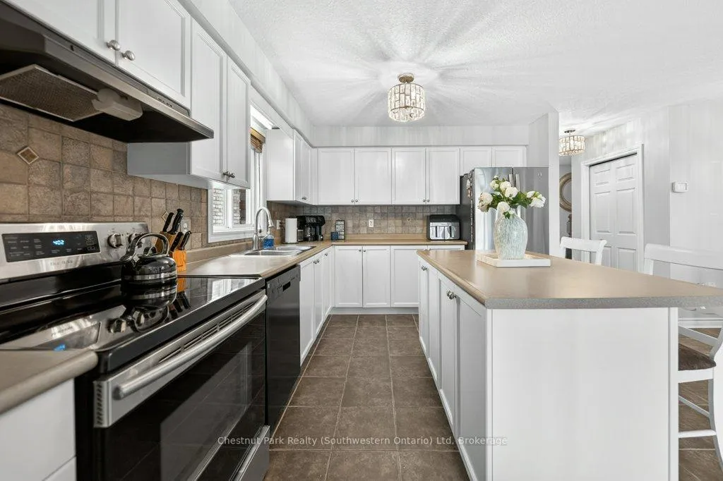 Photo 21 of 157 Lynch Circle, Guelph, Pineridge/Westminster Woods — HOMEH