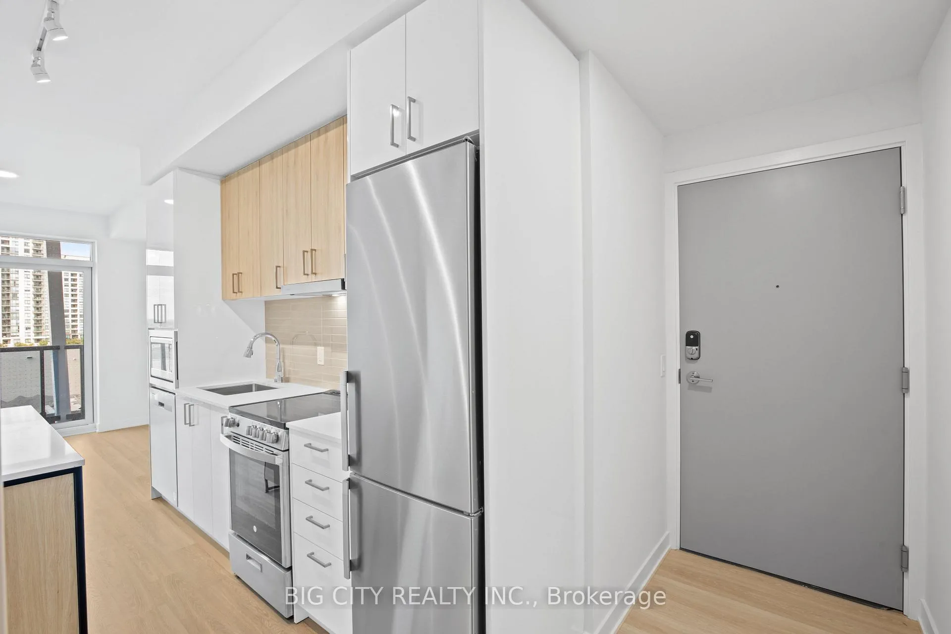 Photo 4 of Unit 317A, 30 Upper Mall Way, Vaughan, Brownridge — HOMEH