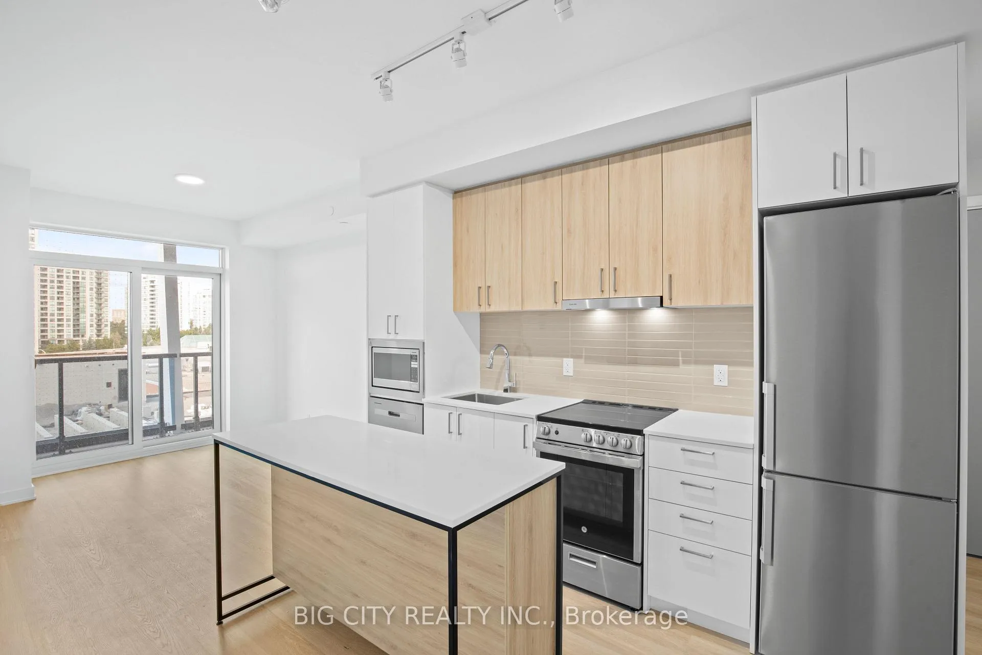 Photo 5 of Unit 317A, 30 Upper Mall Way, Vaughan, Brownridge — HOMEH