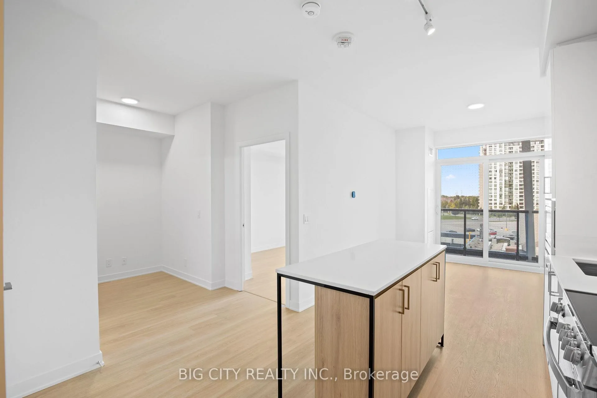 Photo 6 of Unit 317A, 30 Upper Mall Way, Vaughan, Brownridge — HOMEH