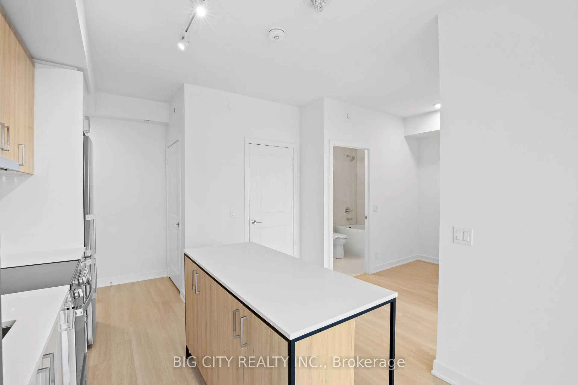 Photo 7 of Unit 317A, 30 Upper Mall Way, Vaughan, Brownridge — HOMEH