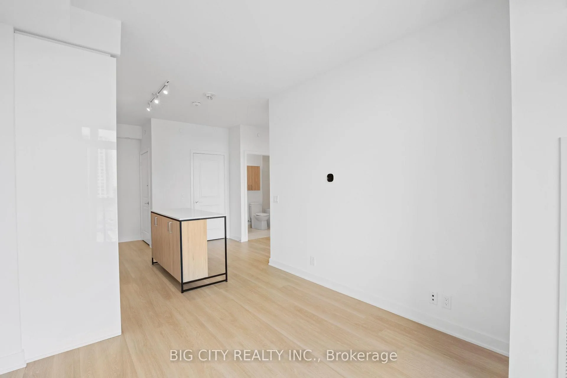 Photo 10 of Unit 317A, 30 Upper Mall Way, Vaughan, Brownridge — HOMEH